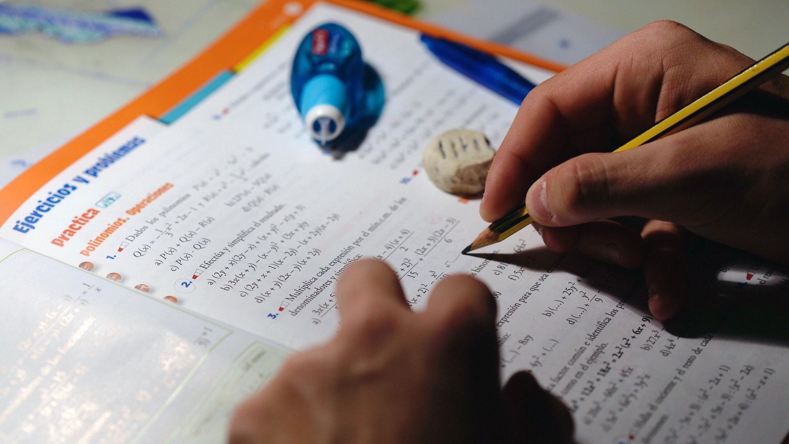 Un estudiante hace sus deberes de matemáticas.