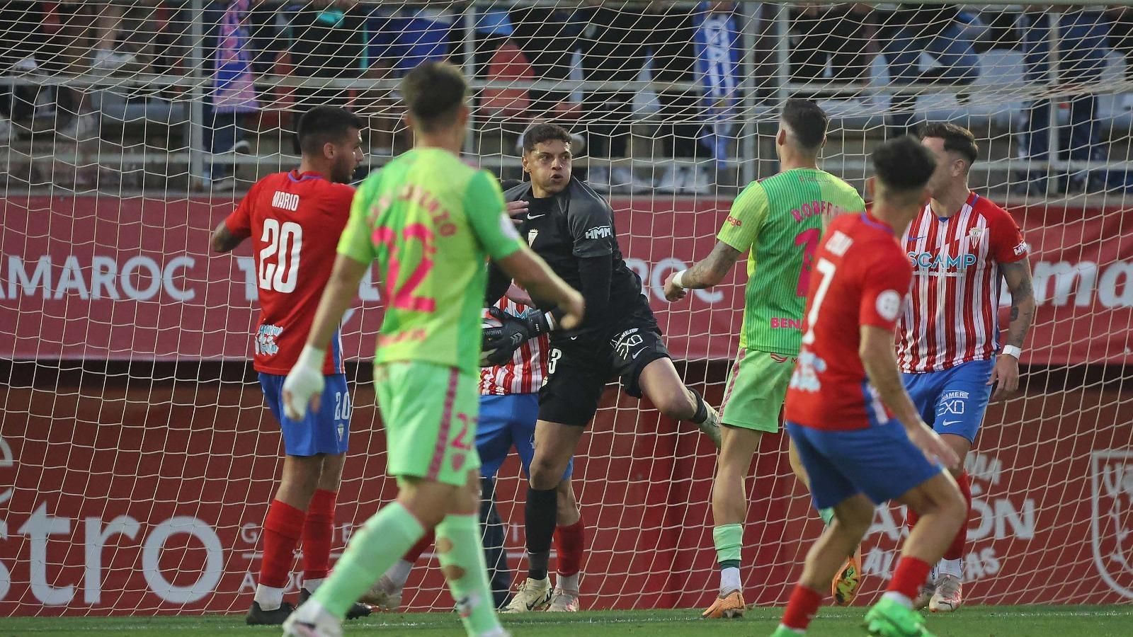 Lucho, rodeado de compañeros y adversarios el sábado en el Nuevo Mirador.