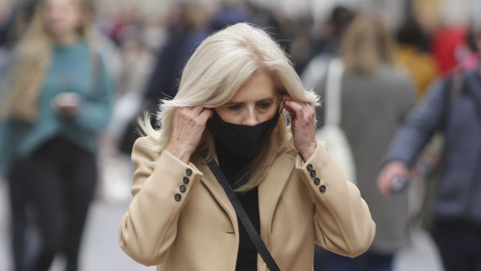 Y qué gesto adoptaremos cuando haya que volver a fingir.