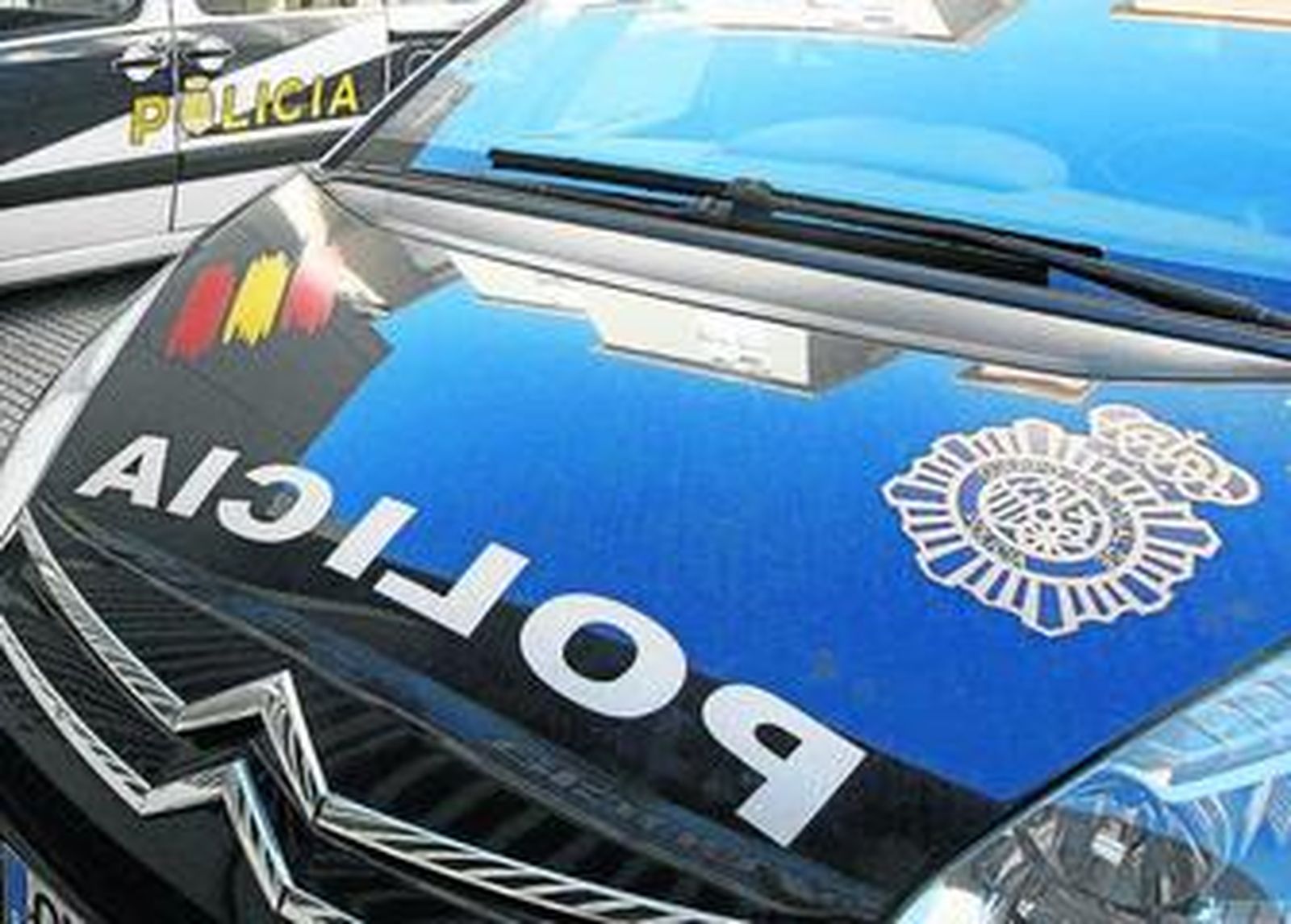 Vehículos de la Policía Nacional, a la que pertenecen los dos inspectores procesados.