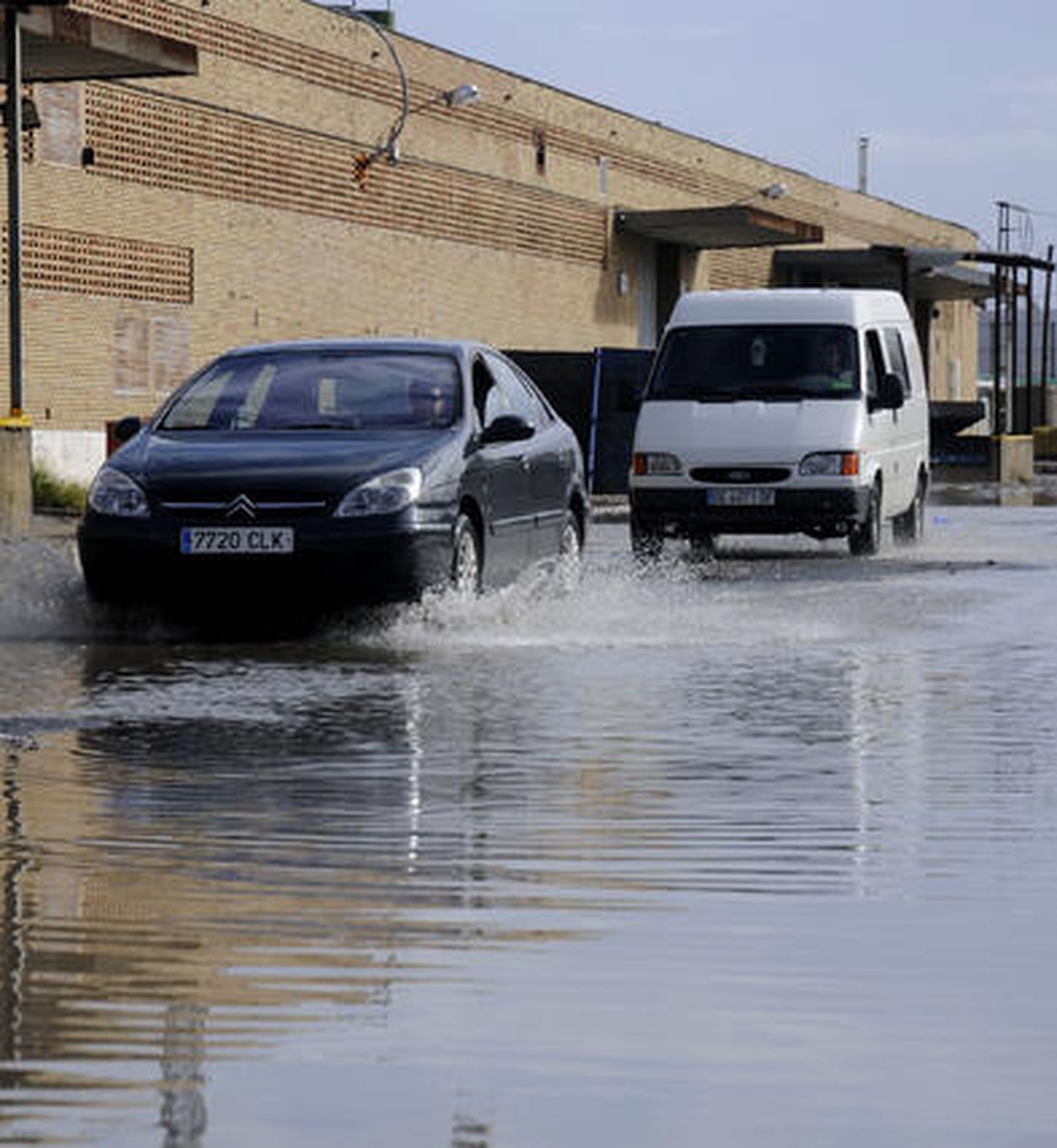 Algunas zonas de la ciudad han acumulado grandes cantidades de agua.

Foto: J. C. Vázquez, B. Vargas y A. Pizarro