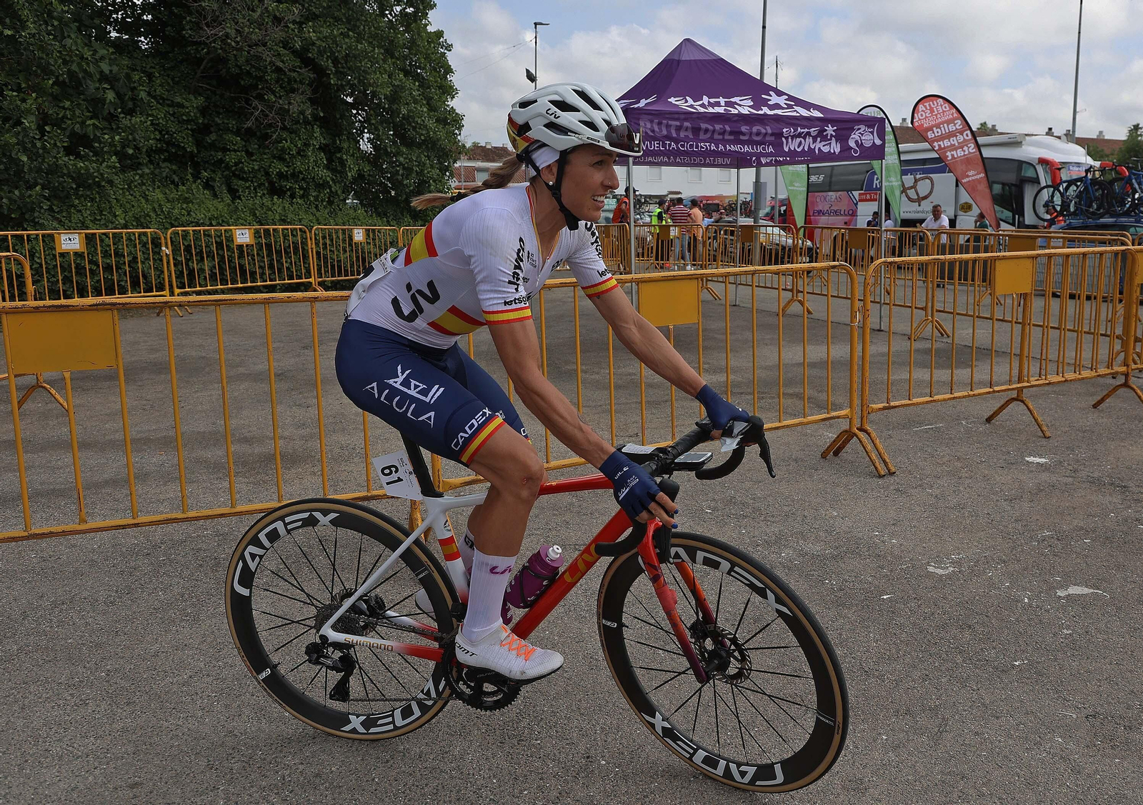 Fotos de la salida de la III Vuelta Ciclista femenina a Andalucía desde Castellar