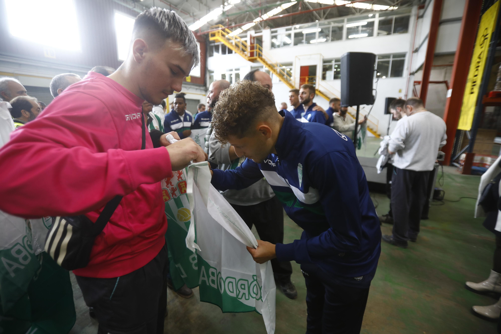 La visita institucional del Córdoba CF a Supermercados Piedra, en imágenes