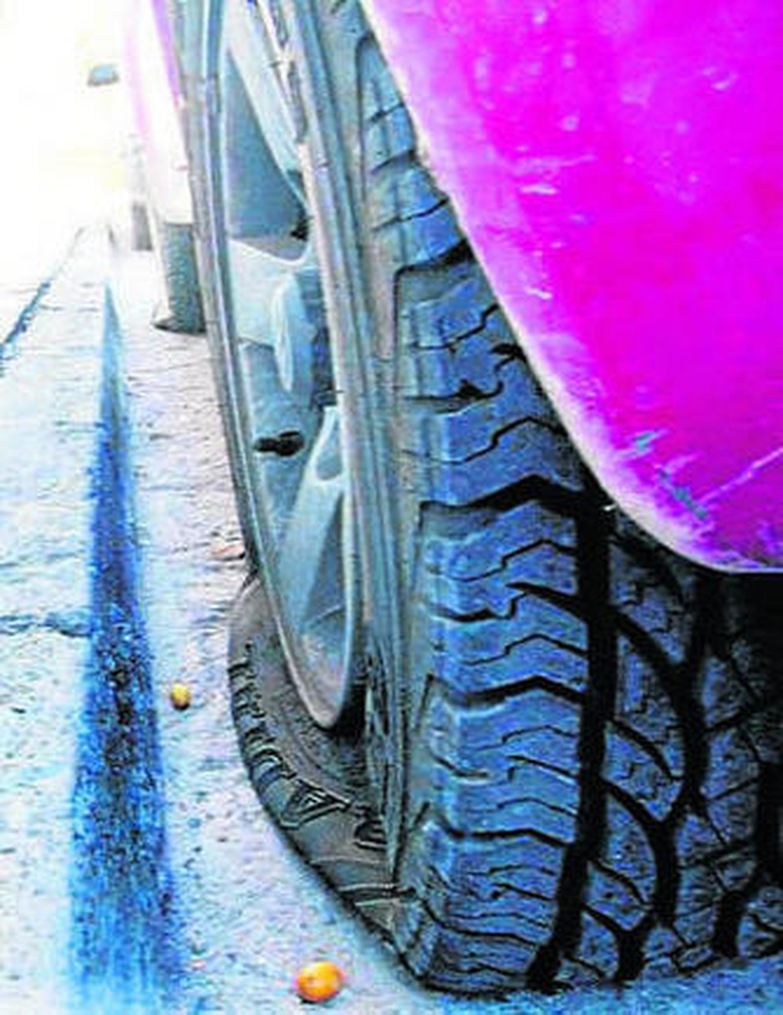 Una de las ruedas pinchadas.