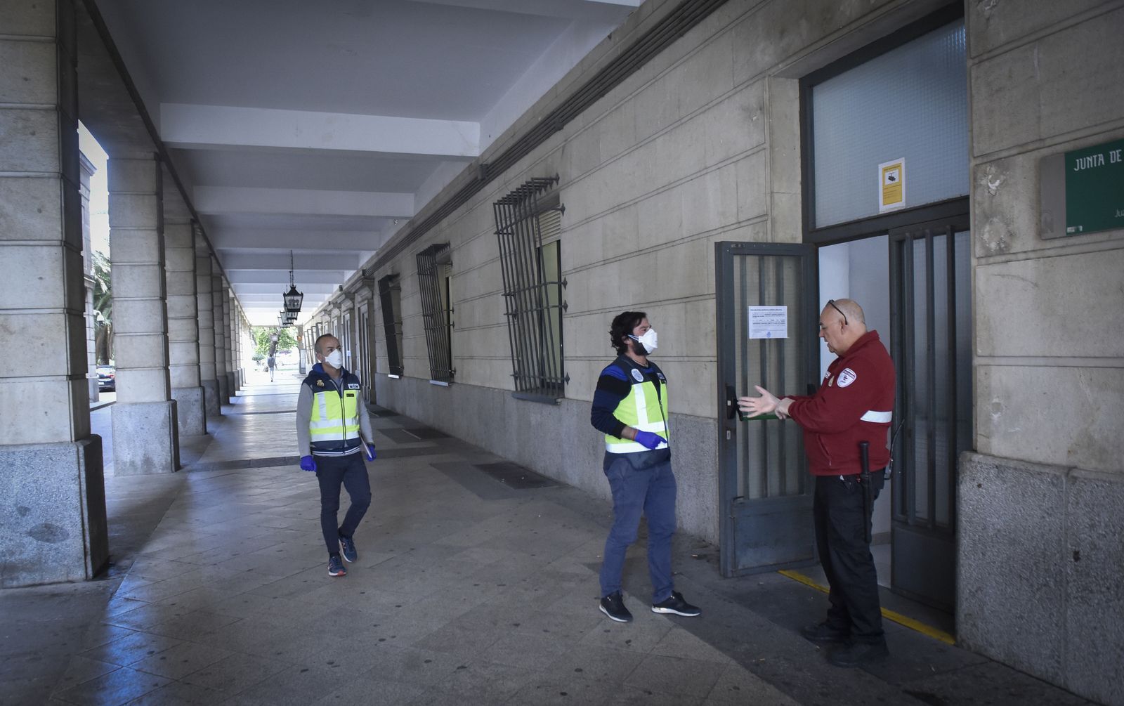 La resistencia en el juzgado de guardia: abogados, policía y guardia civil en el Prado de San Sebastián