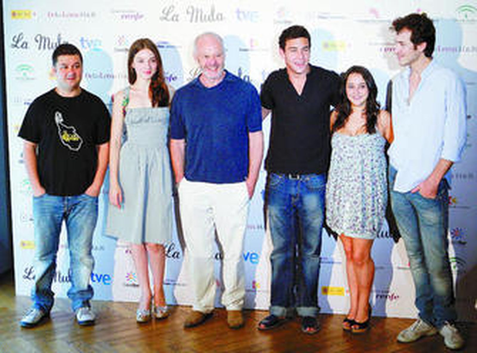 El director Michael Radford, en el centro, acompañado de María Valverde y Mario Casas, protagonistas de la cinta junto al resto del reparto, ayer en Madrid.