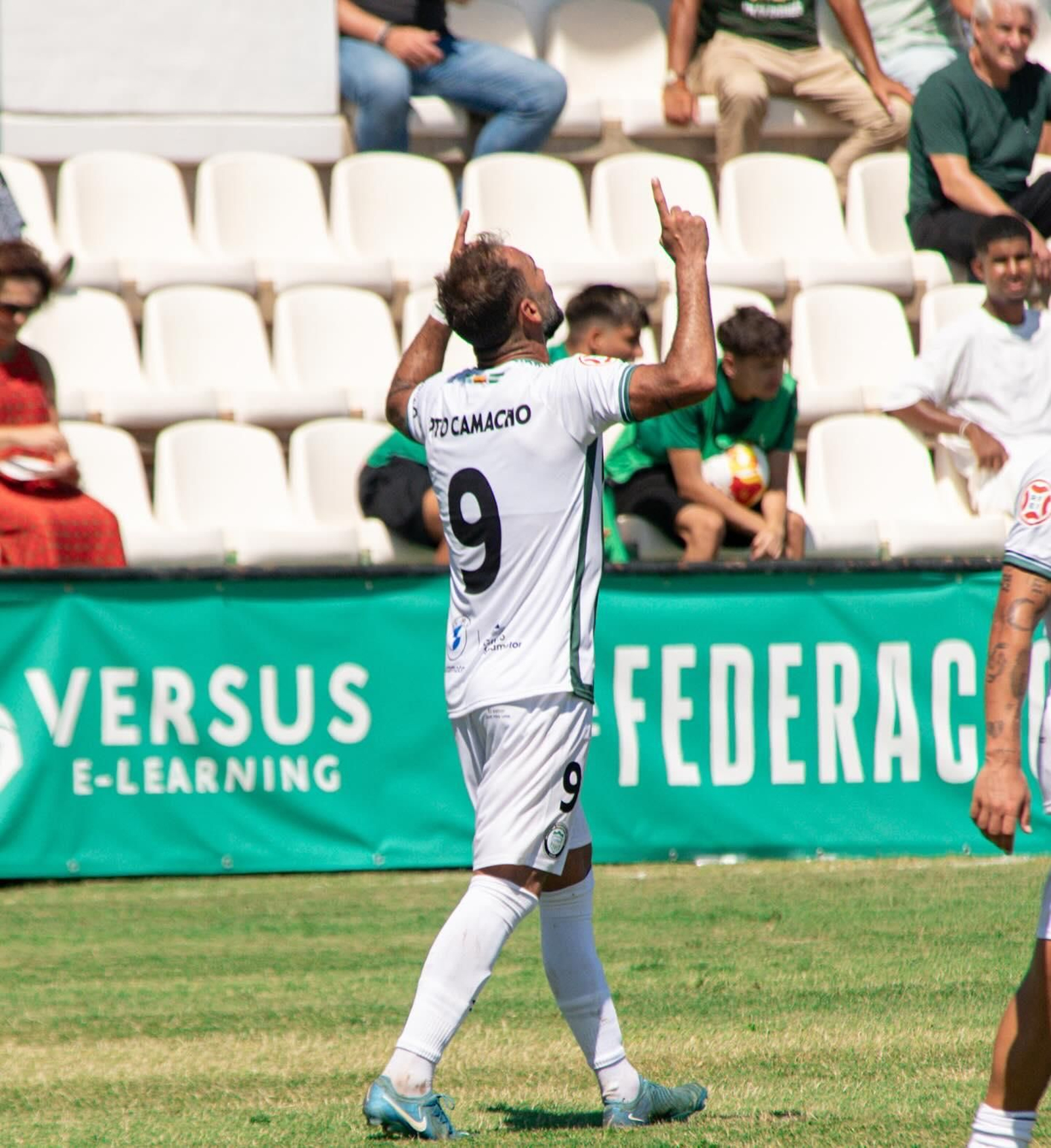 El delantero almeriense celebra su gol con los torremolinenses de este pasado domingo en la tercera jornada del campeonato.