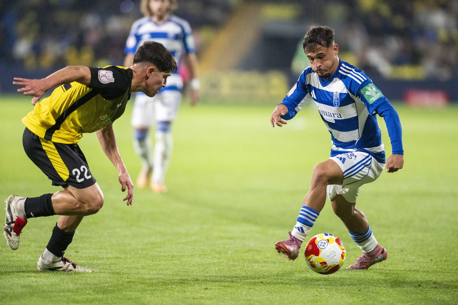 Rodelas, autor de uno de los goles, encara a un rival.