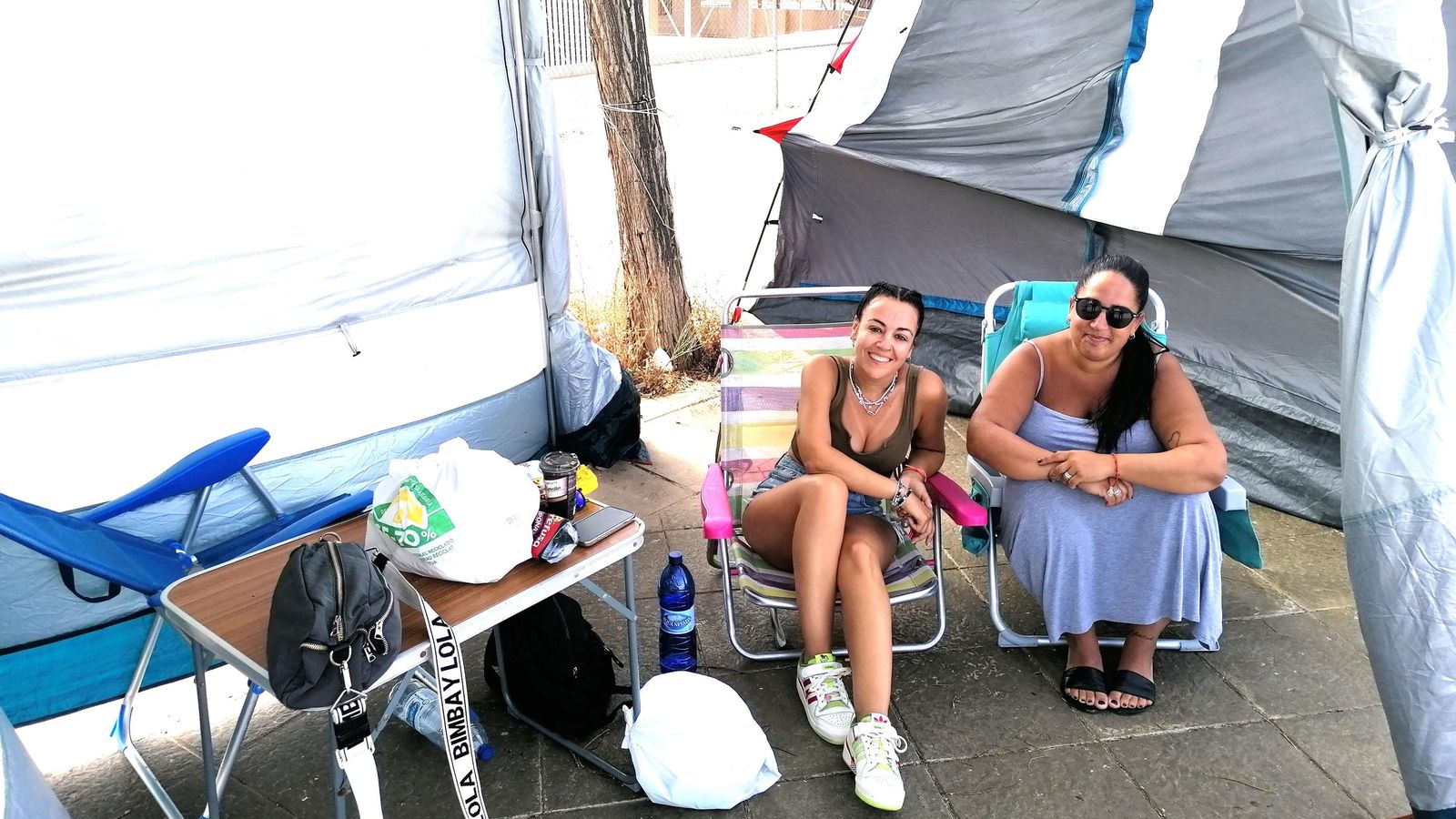 María José Amat y Patricia Cobos llevan junto a otros amigos desde el lunes esperando el concierto.