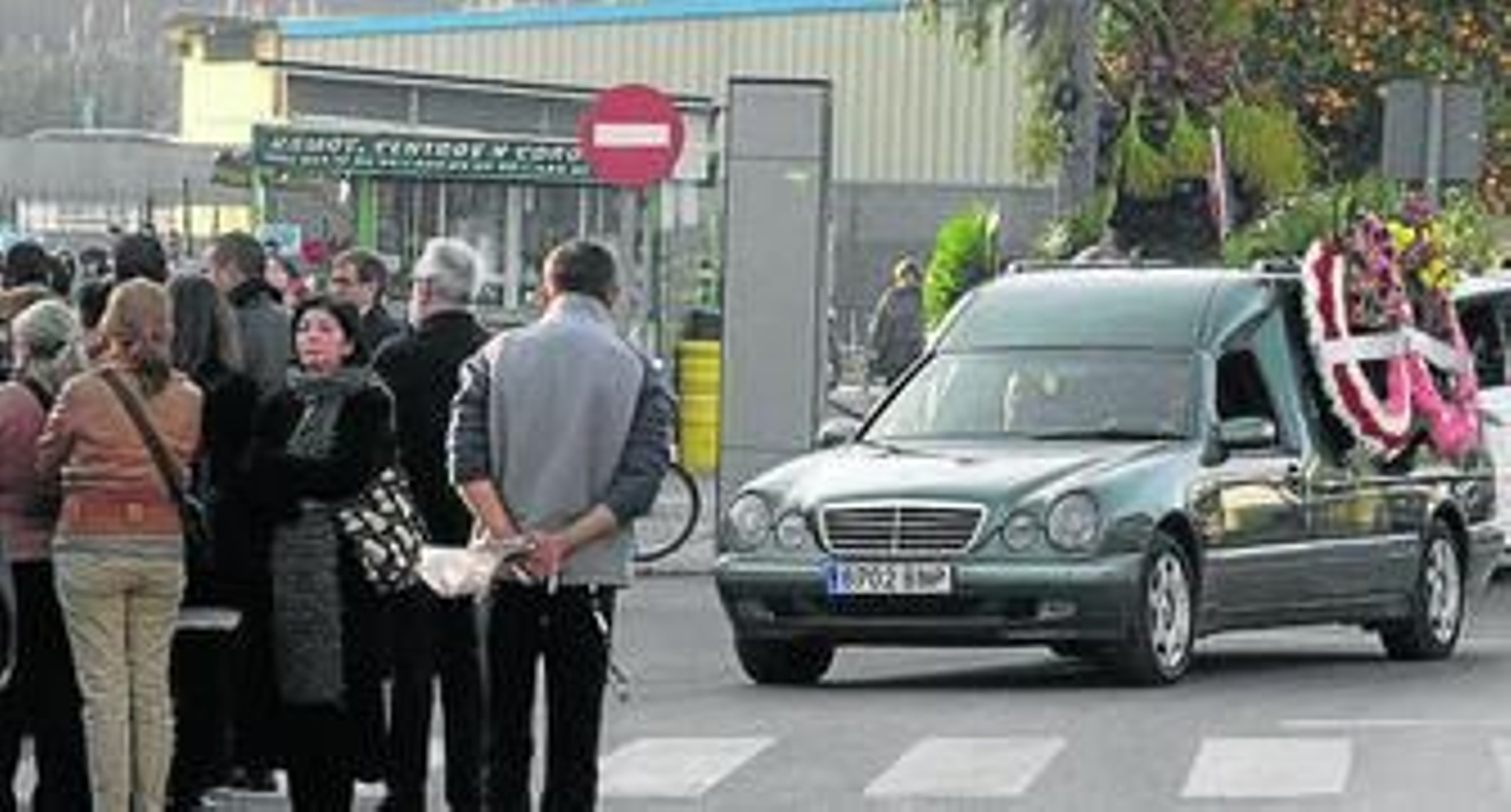 El coche fúnebre con los restos de Laura, a su llegada al cementerio.