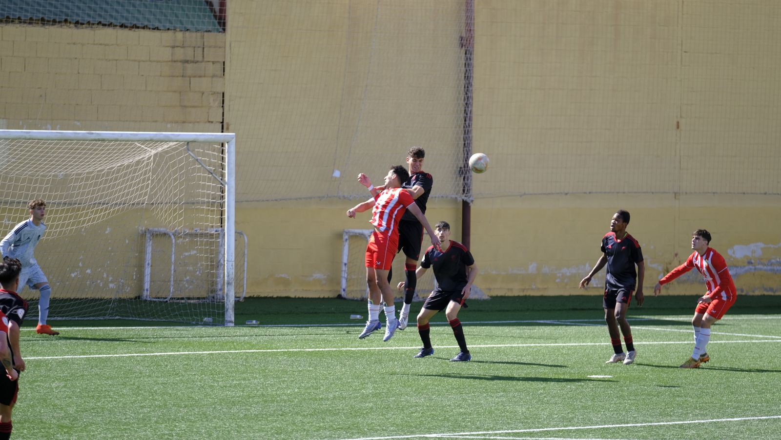 Rachad pelea con un defensa por rematar un centro durante el partido contra el Granada.