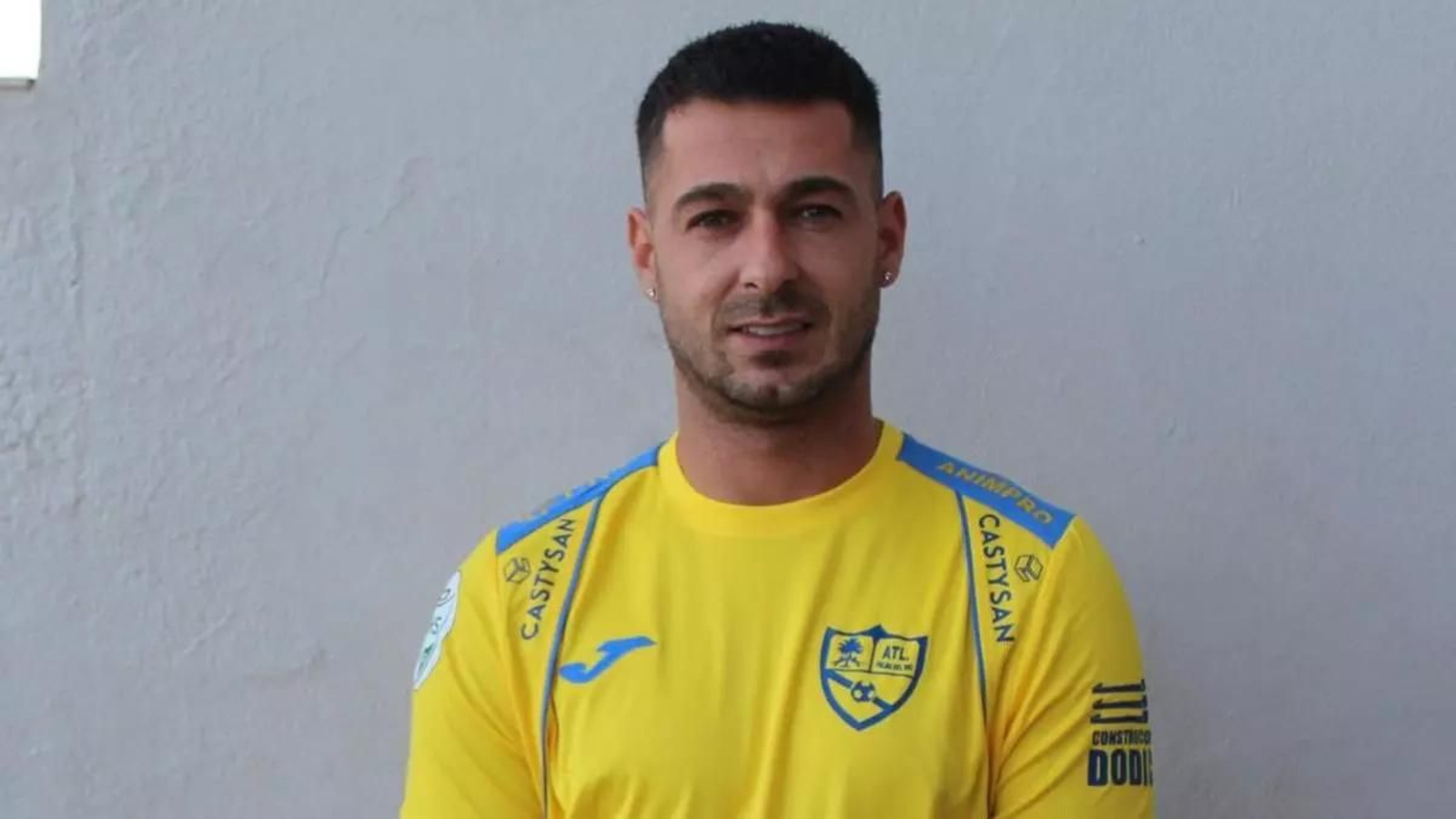 Sergio León, con su nueva camiseta