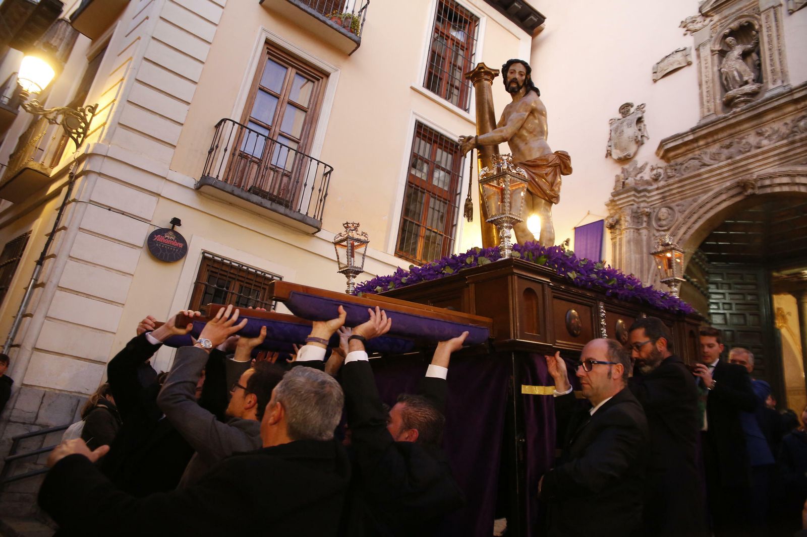 El vía crucis oficial de las cofradías de Granada, en imágenes
