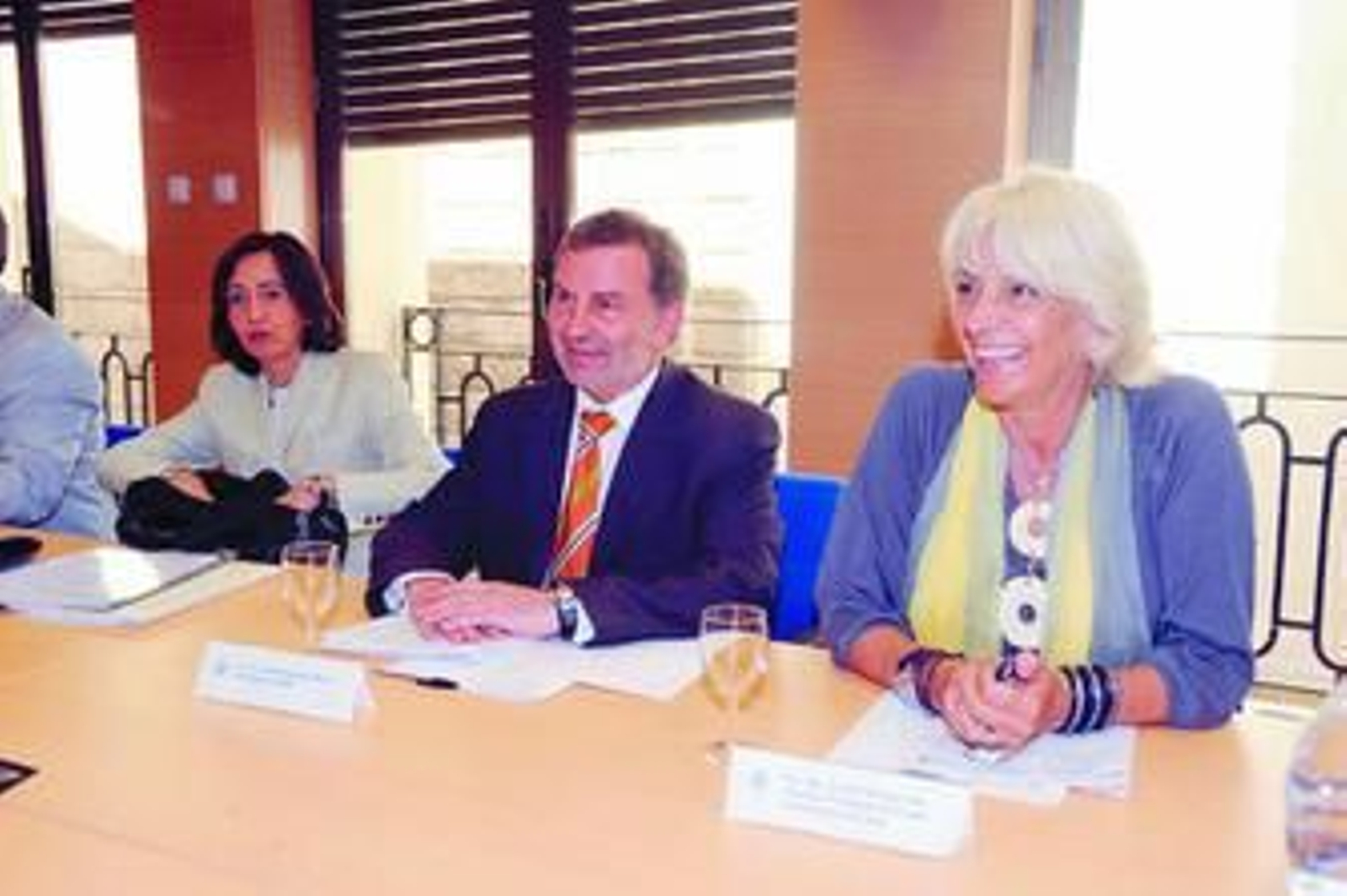 Rosa Aguilar, Antonio González y Teófila Martínez, en la reunión de ayer en la Subdelegación del Gobierno.