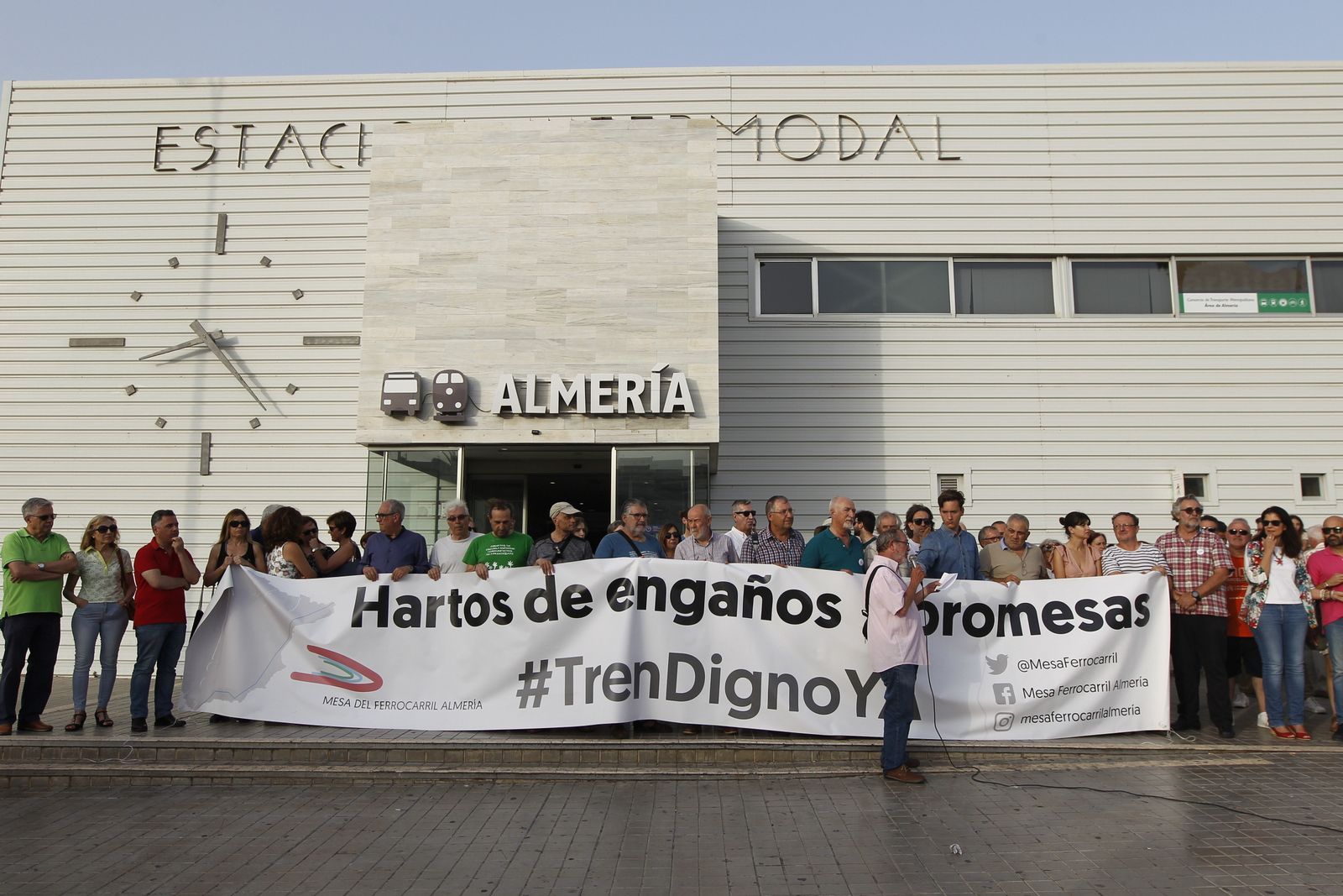 Fotogalería manifestación Mesa del Ferrocarril de Almería
