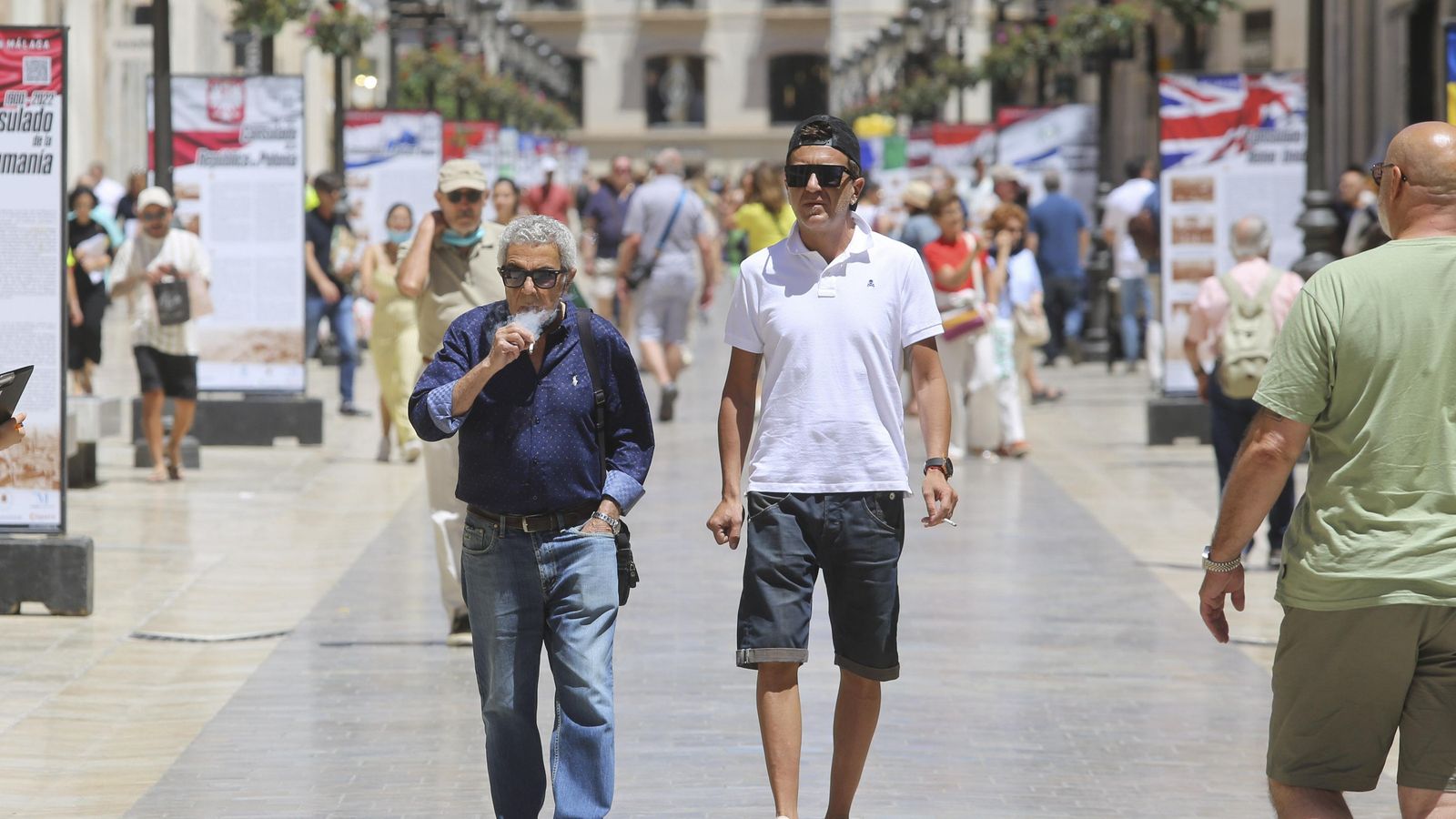 Personas en la calle Larios de Málaga. Personas en la calle Larios de Málaga.