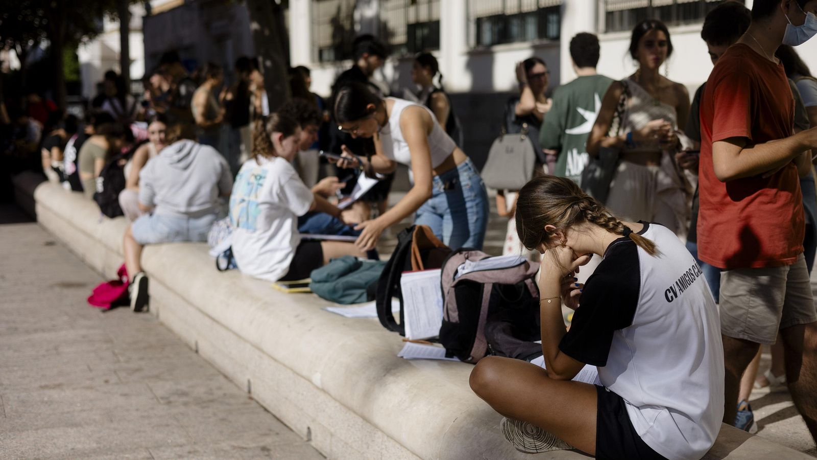 Alumnos repasando sus apuntes en la plaza de Fragela antes del segundo examen.