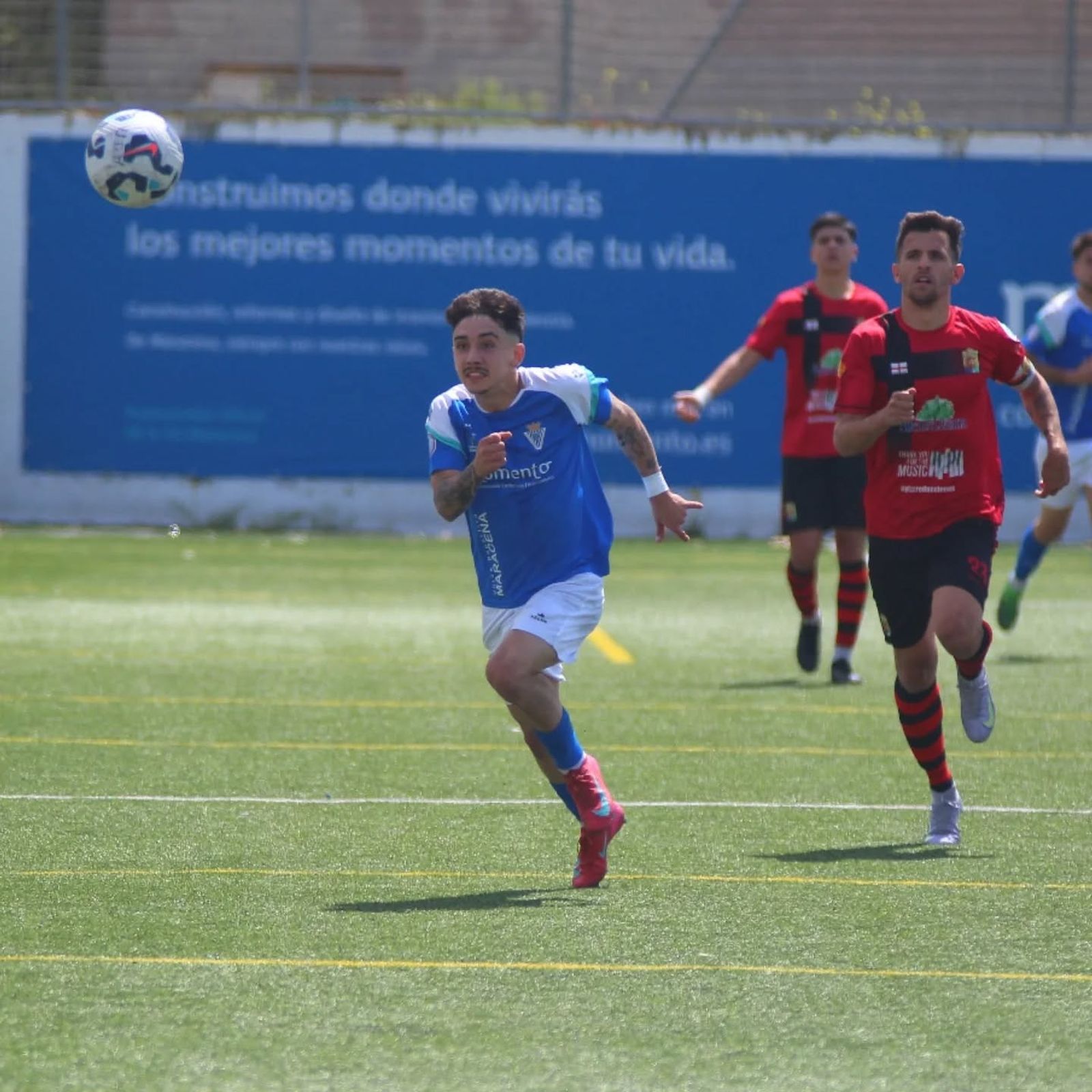 Un jugador rojinegro persigue a un rival durante una acción del choque frente a los granadinos de esta pasada jornada.