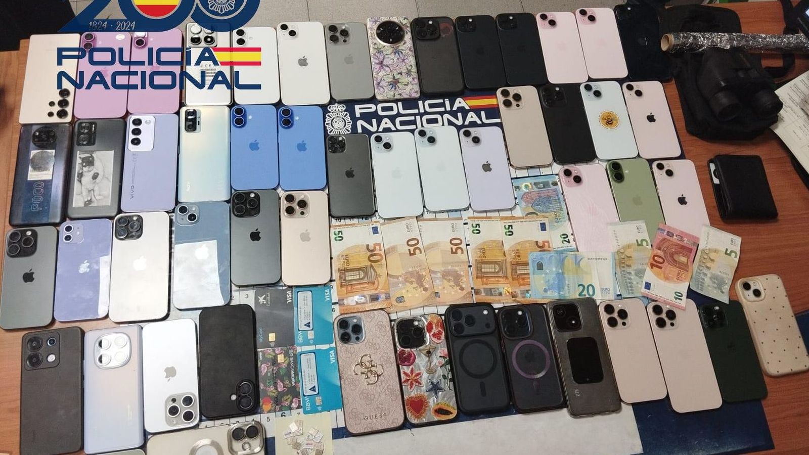 Teléfonos móviles y dinero recuperados por la Policía Nacional en el festival Elrow.