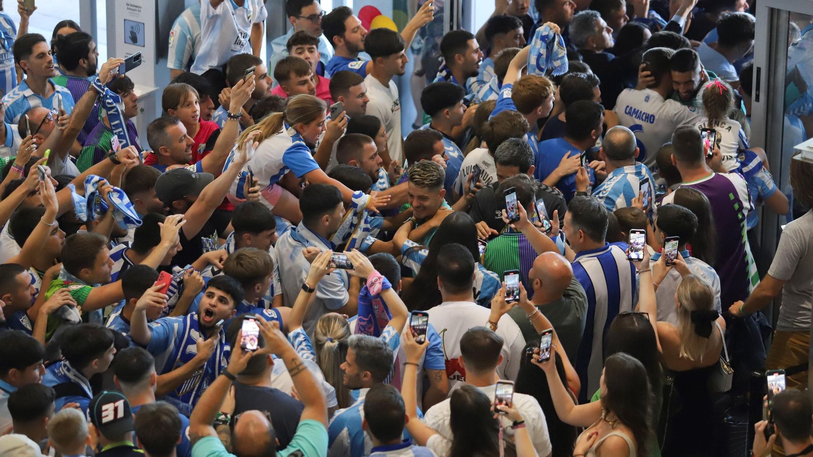 Las fotos de la afición despidiendo al Málaga en el aeropuerto antes de ir a Tarragona