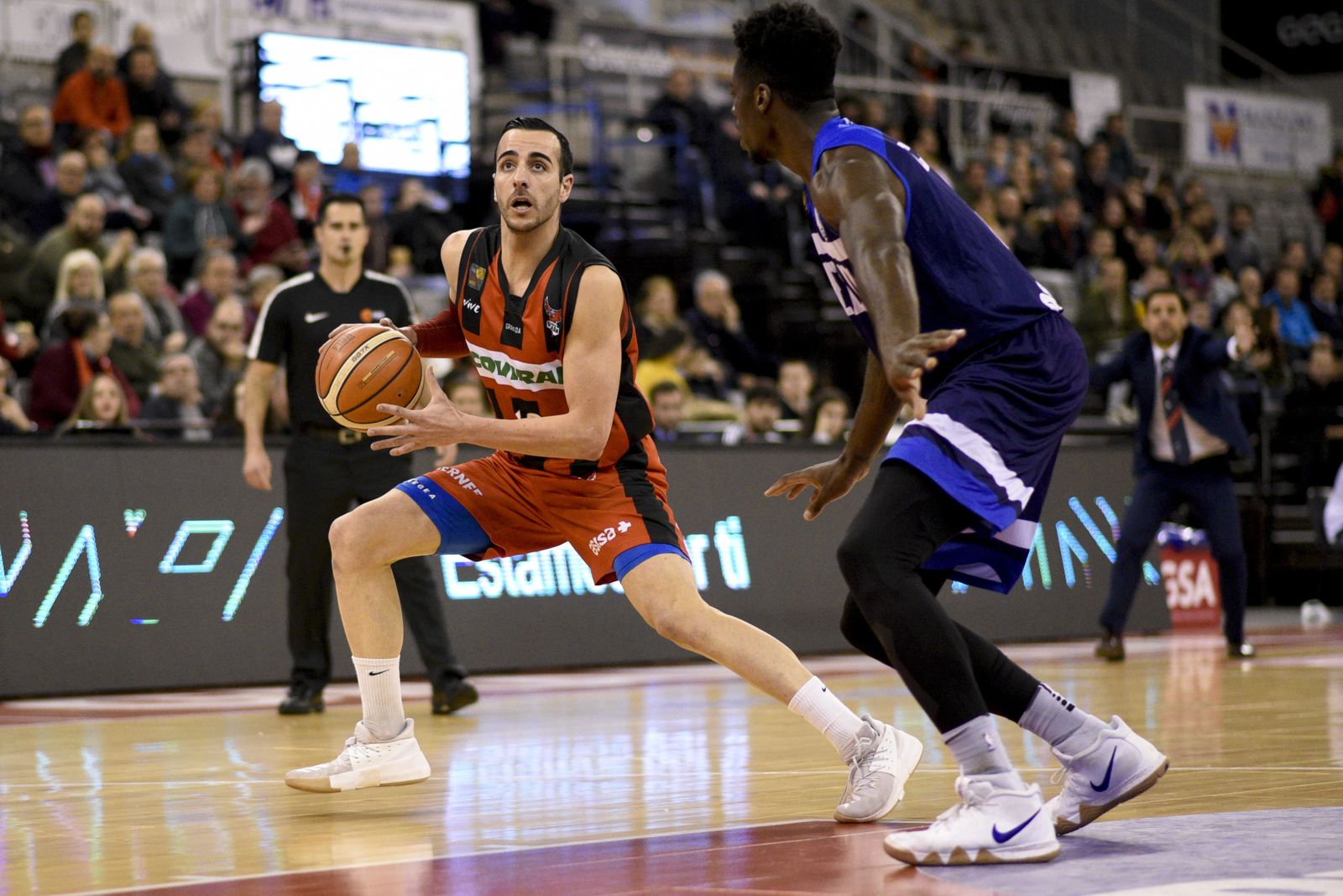 Alo Marín es frenado por un jugador del Melilla