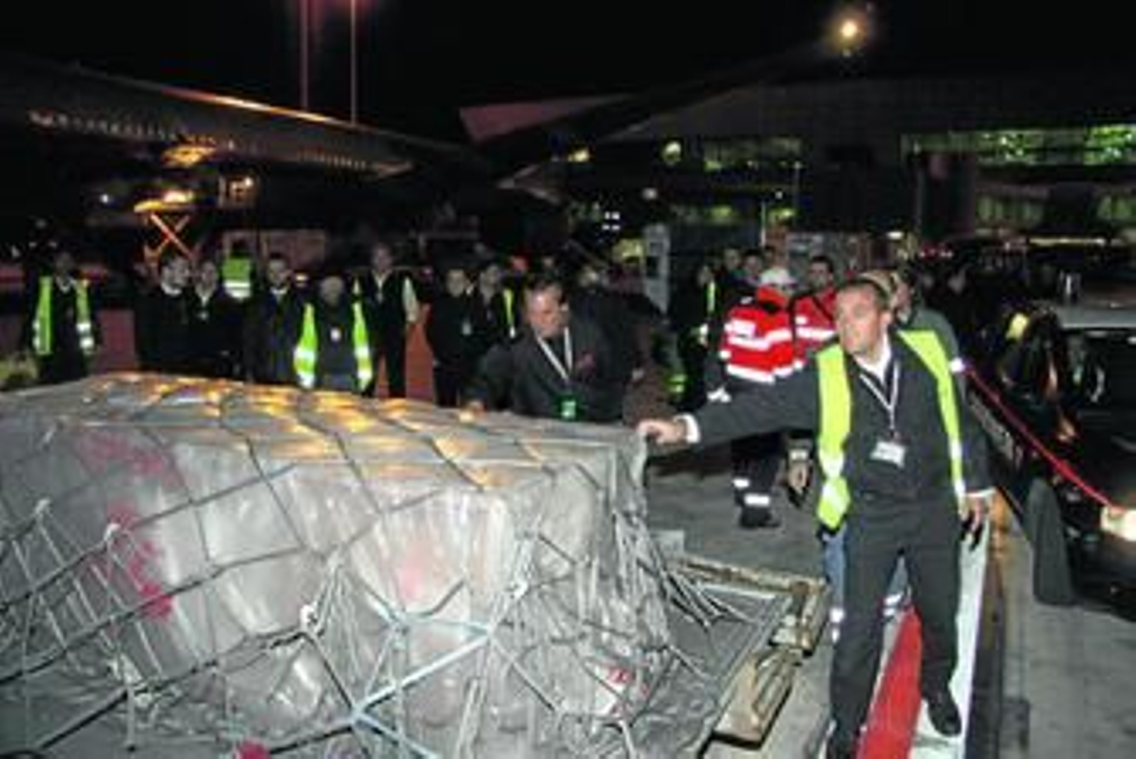 El ataúd con los restos mortales de Simoncelli llega ayer al aeropuerto de Fiumicino, en Roma.