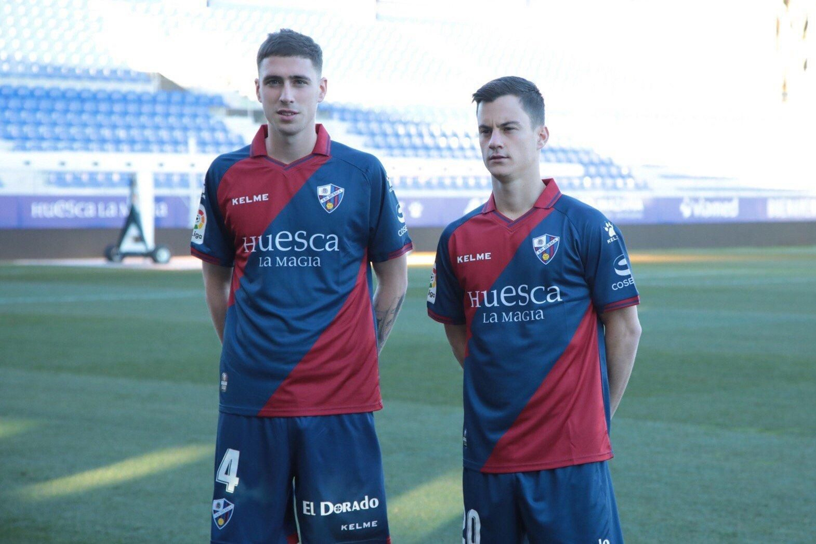 Juanpi, junto a Diéguez en su presentación con el Huesca.