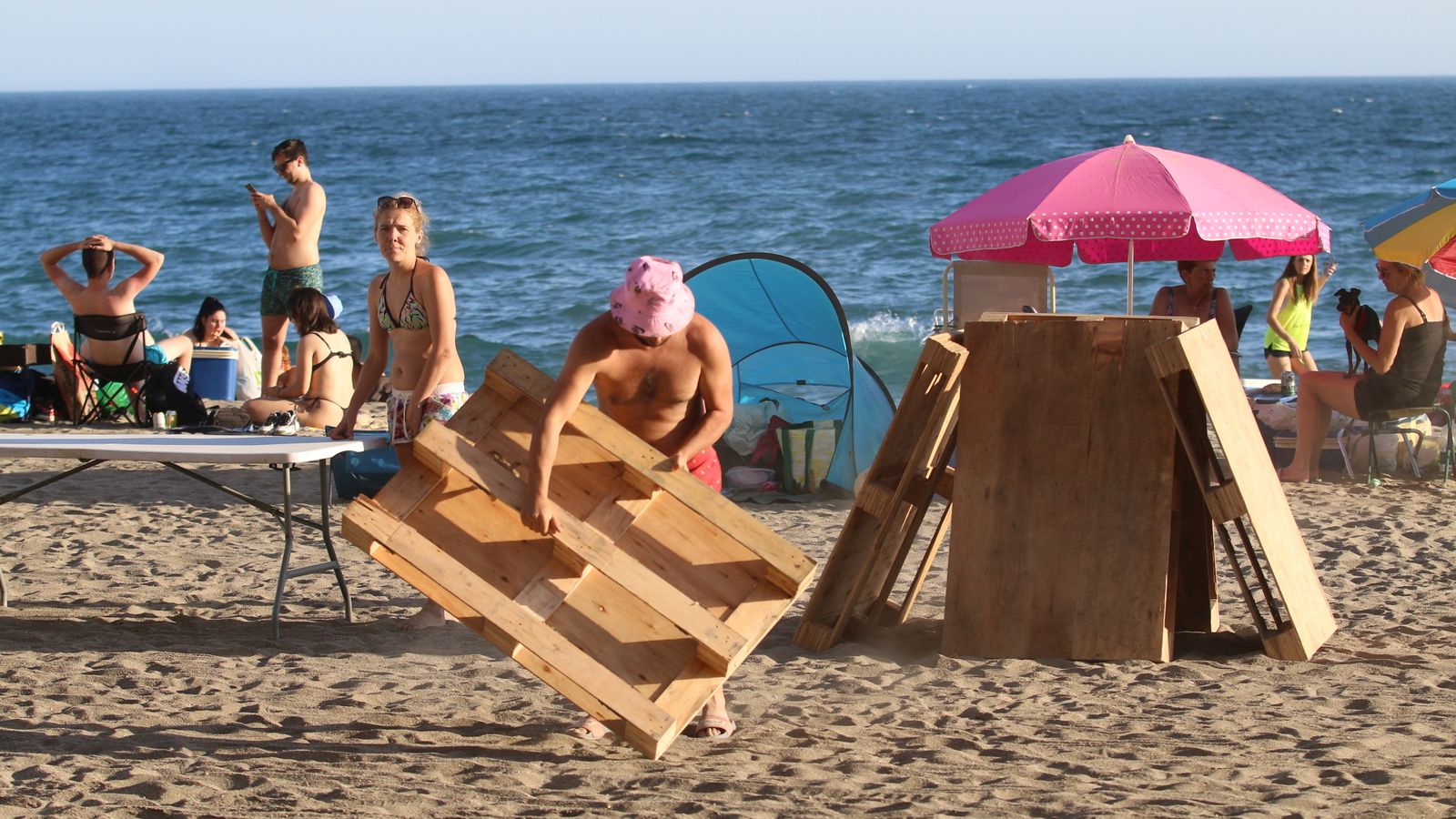 Montando una hoguera con palés.