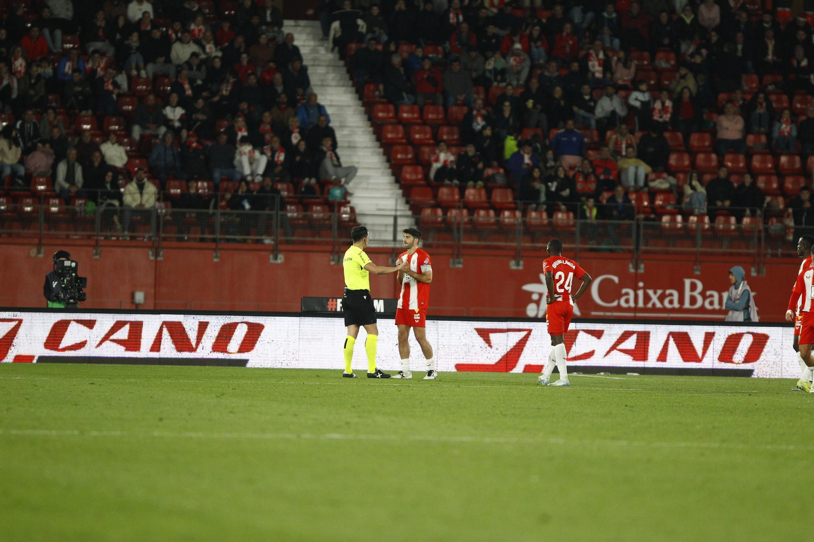 La U.D. Almería se impone por 1-0 al C.D. Mirandés y alcanza la segunda plaza, en imágenes