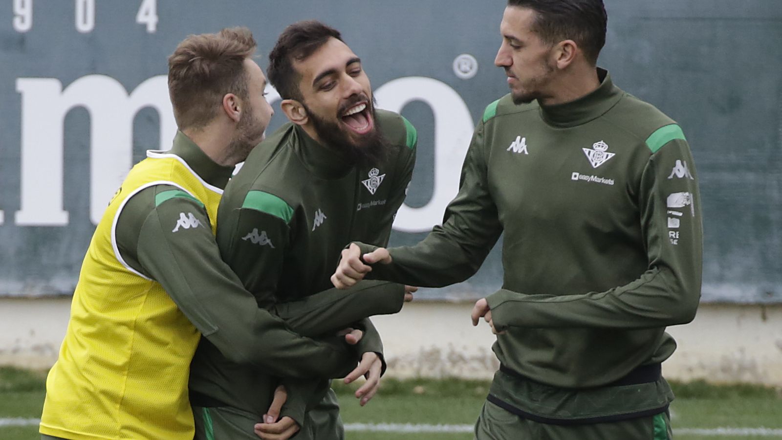 Loren bromea con Borja Iglesias.