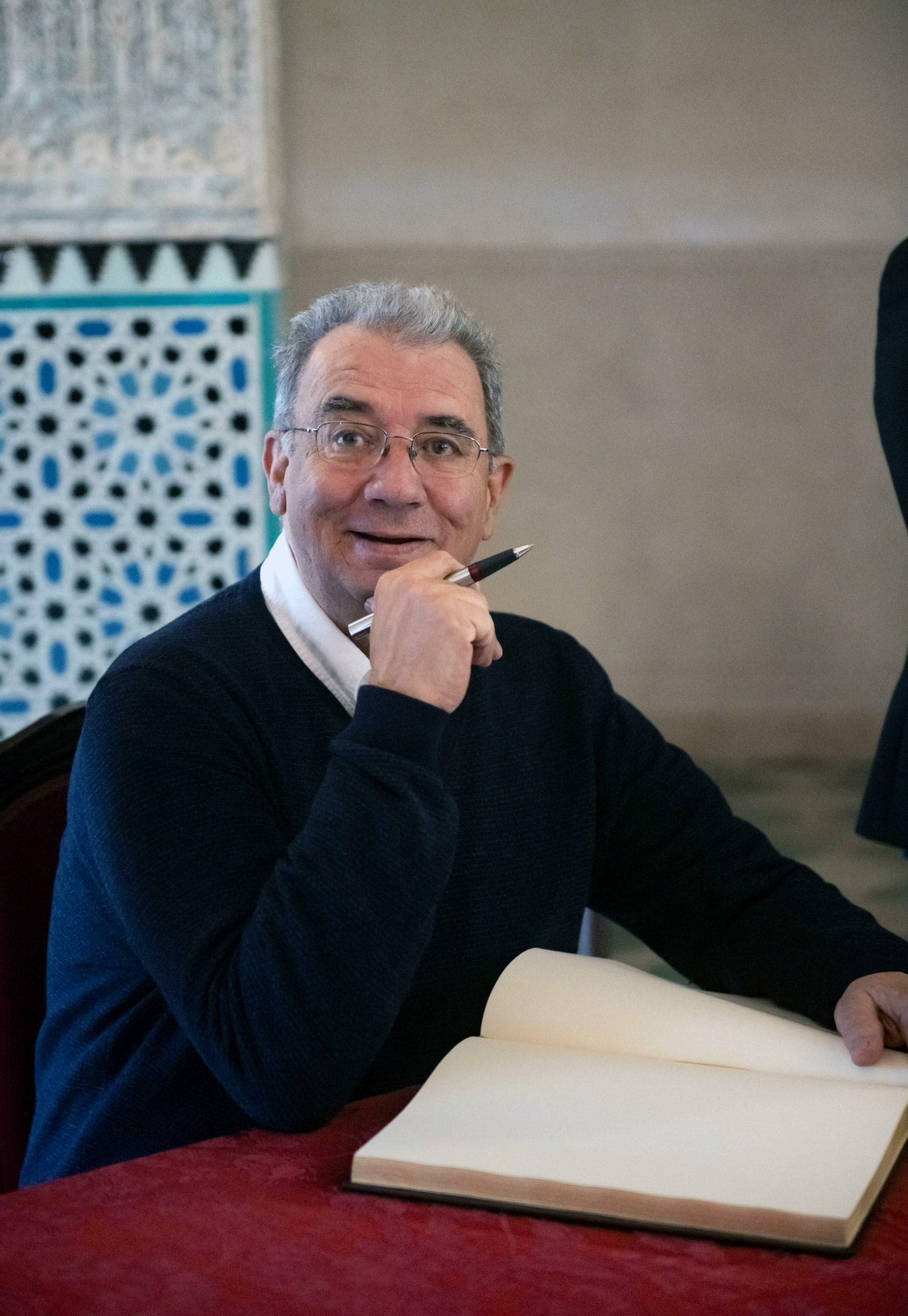 El poeta colombiano firma en el libro de honor de la ciudad.