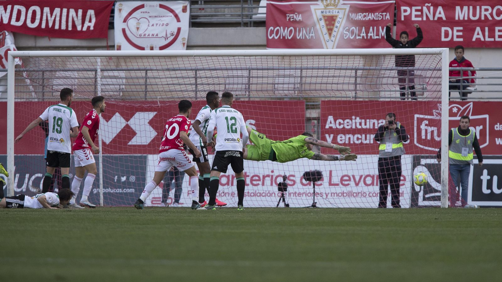 Becerra intenta estirarse en la jugada del gol del Real Murcia.