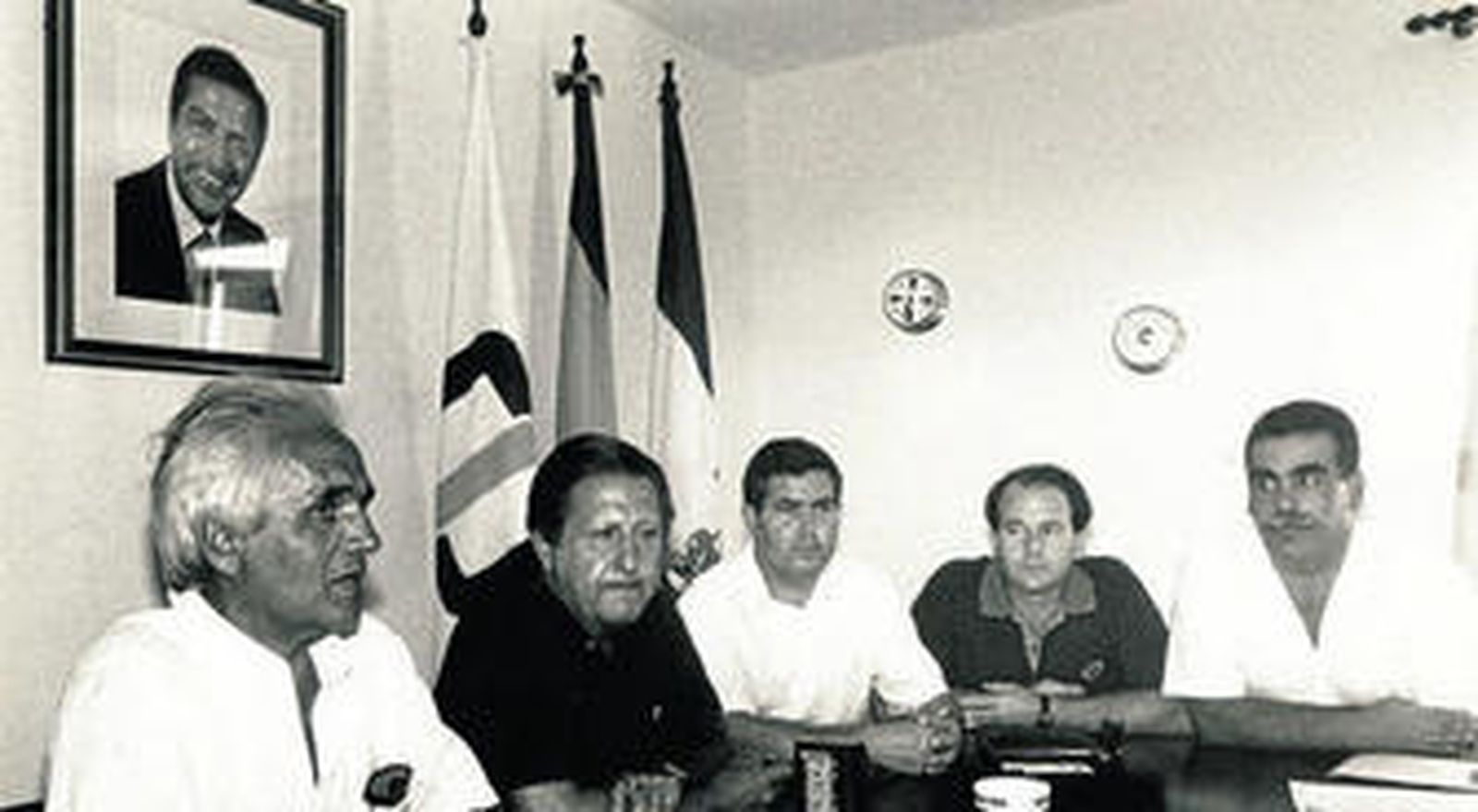 Un retrato de Suárez presidía la sede local del CDS. En la foto están Antonio Morillo, Gerardo Harguindey, Francisco Moreno, Bartolomé y García Campos.