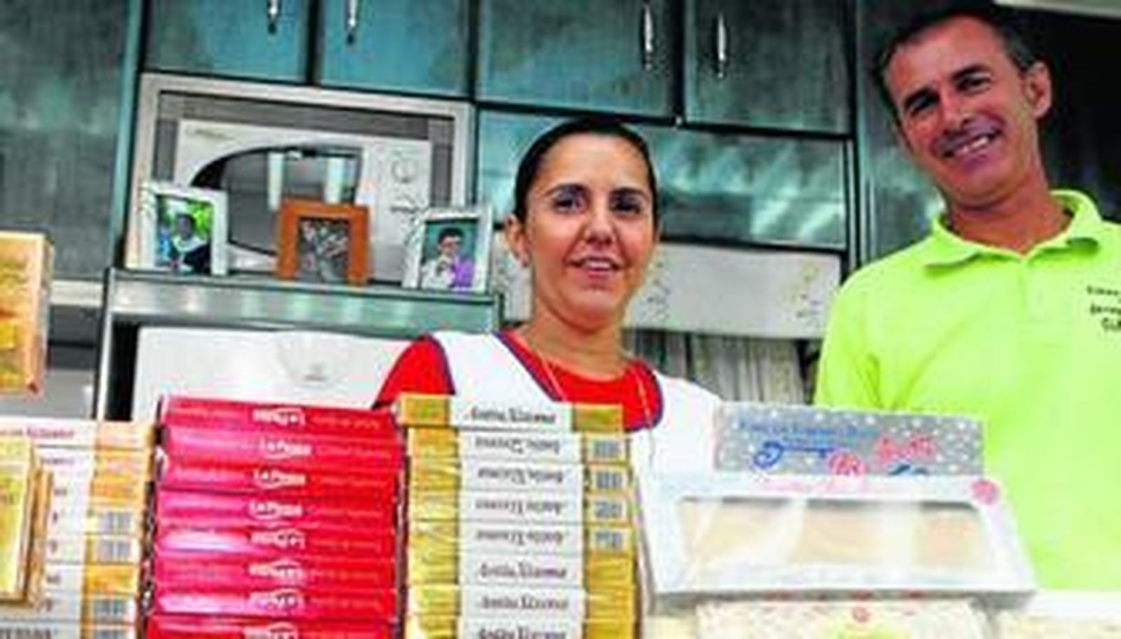 Un puesto de turrones y golosinas que viene desde Aguilar de la Frontera, en Córdoba,  a la Velada y Fiestas de La Línea.