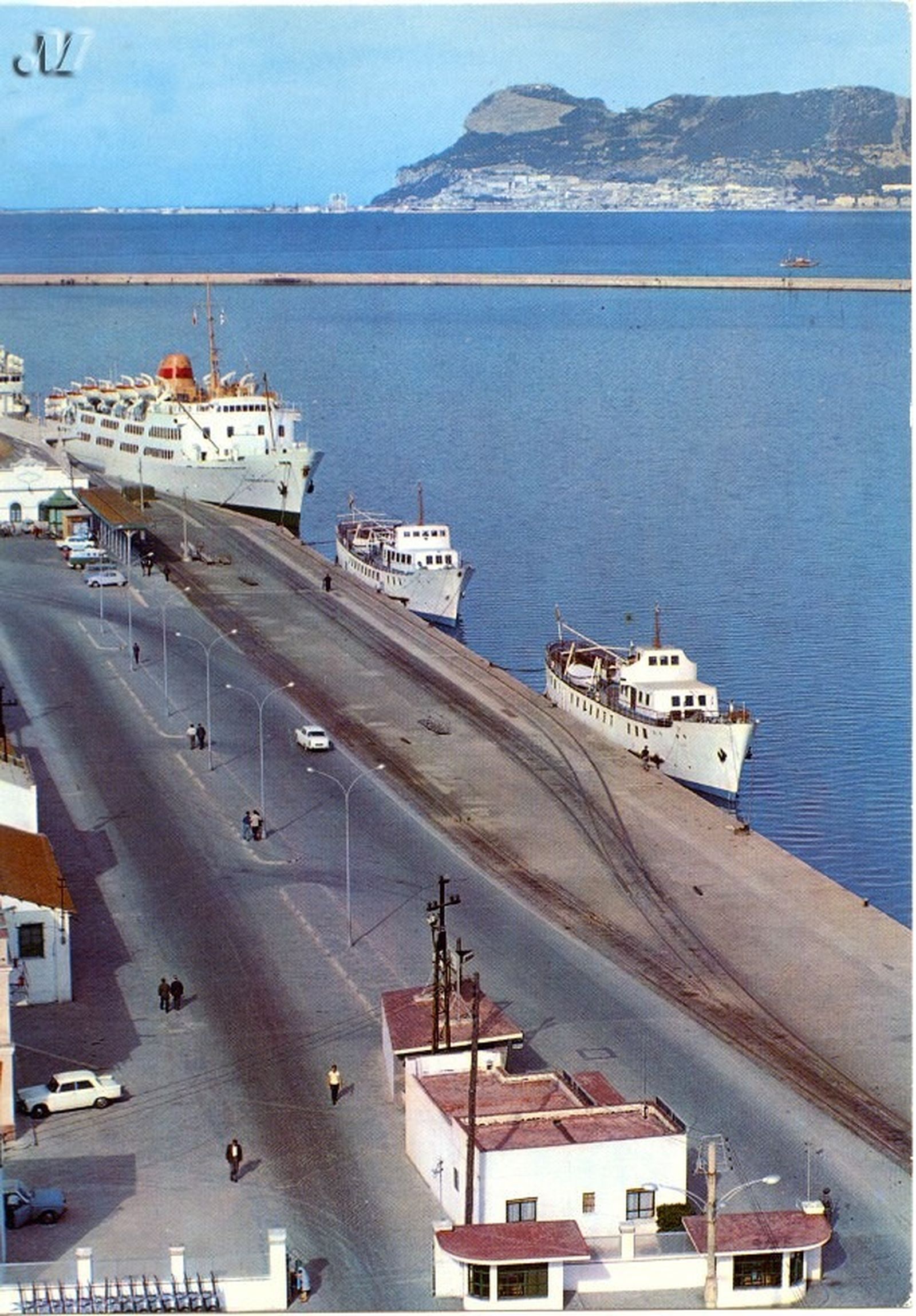 Los trasbordadores de la Compañía Trasmediterránea y la motonave 'Aline', atracados en el muelle de la Galera en los años 70.