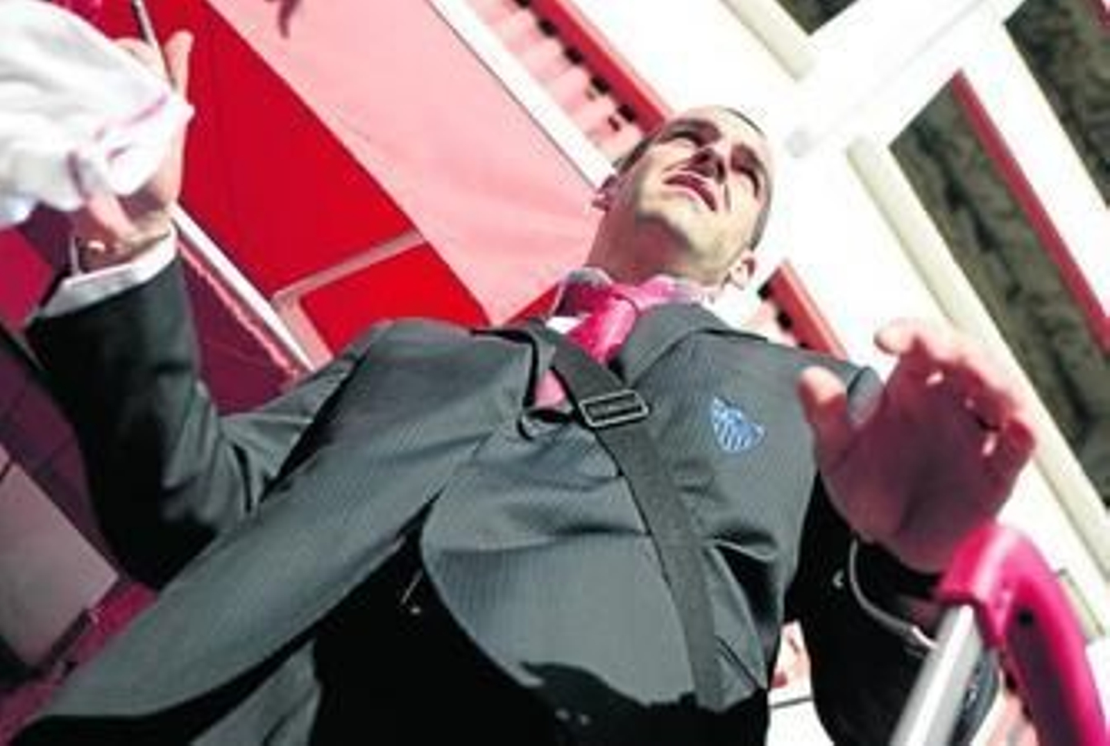 Negredo, cuyo concurso es esperado hoy en la punta del ataque, se dirige al autobús del equipo antes de volar a Santander.