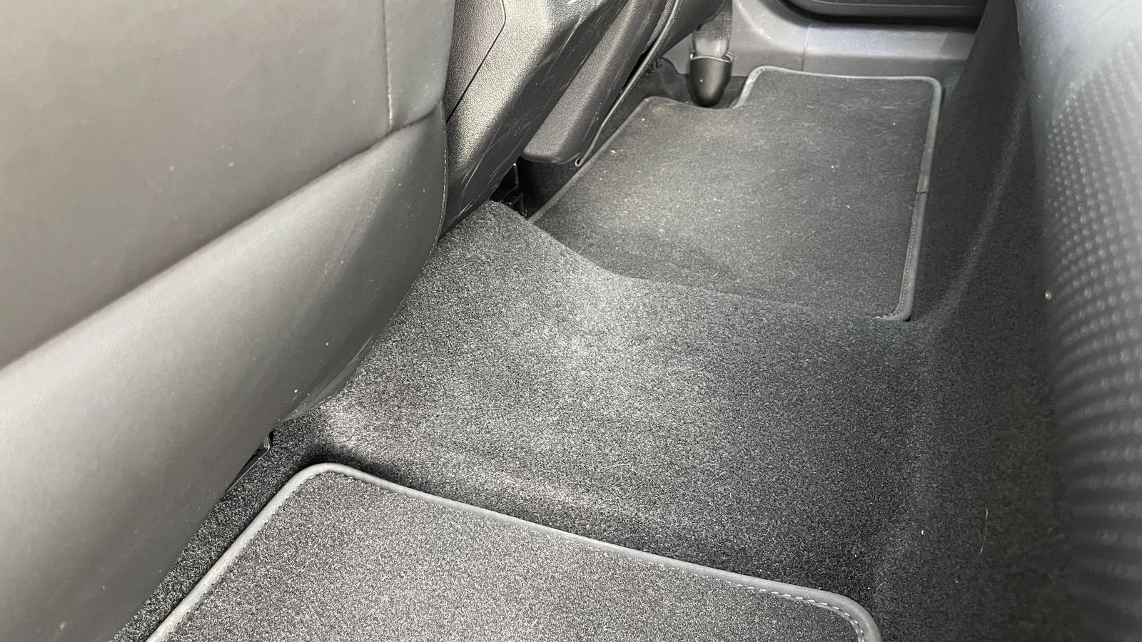 El túnel de la transmisión es prácticamente irrelevante, lo que facilita mucho el tránsito entre las plazas posteriores.