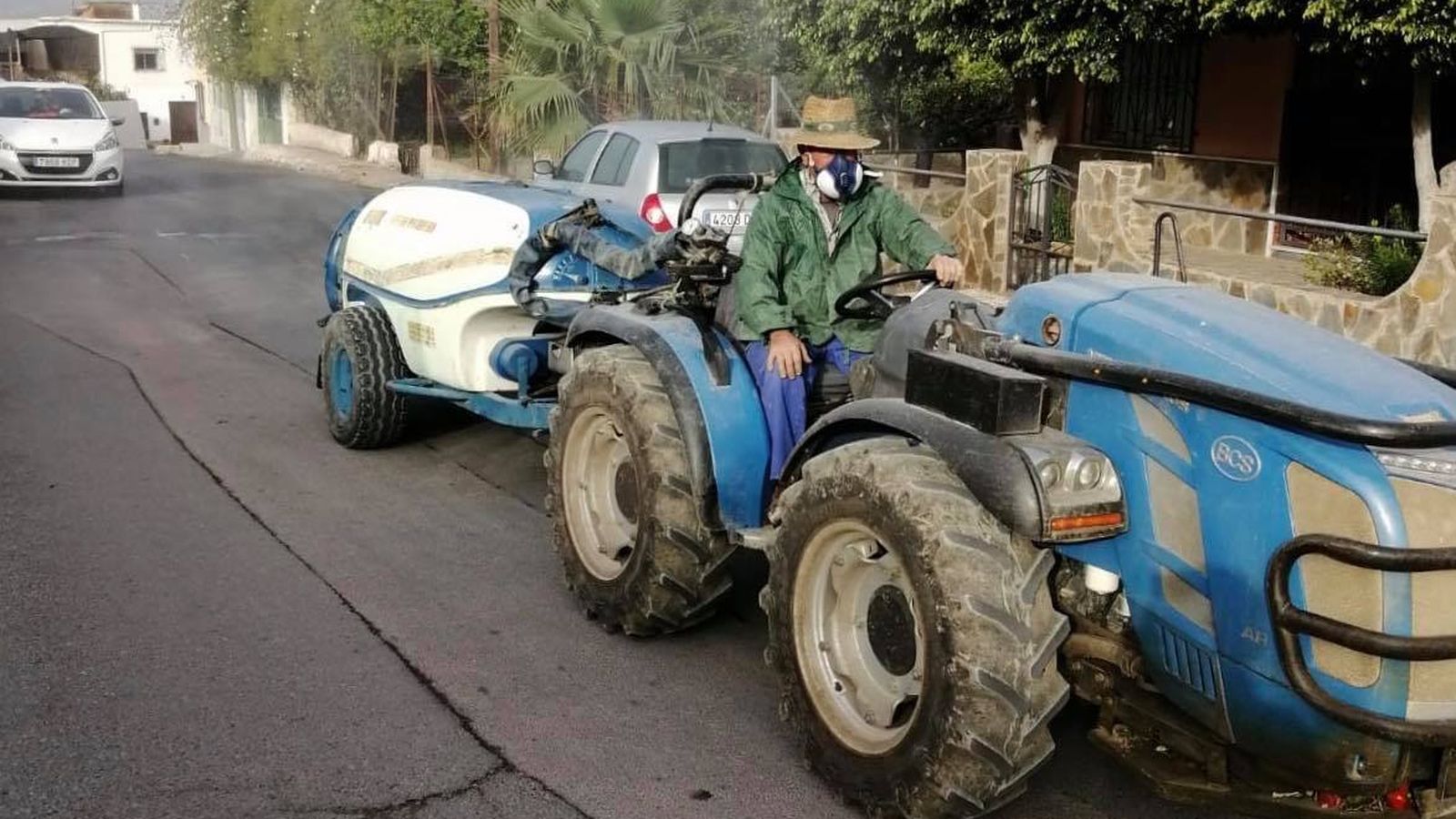 En Berja ya dieron comienzo ayer los trabajos de desinfección con los agricultores.