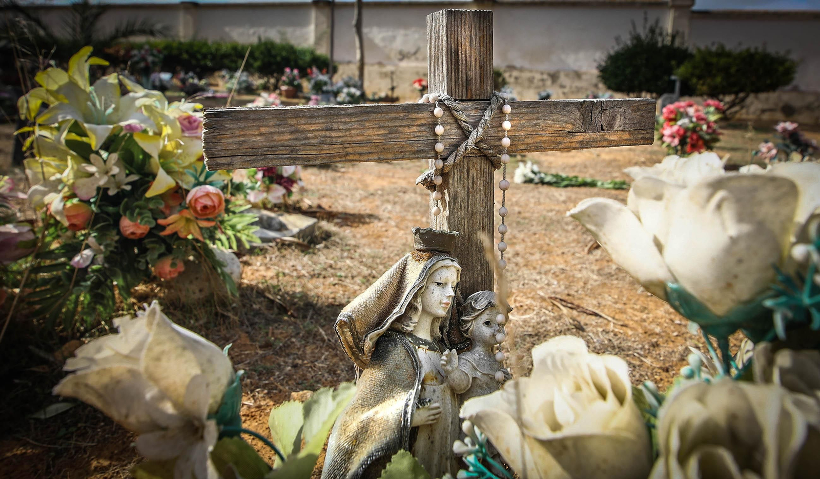 Día de todos los Santos en el cementerio