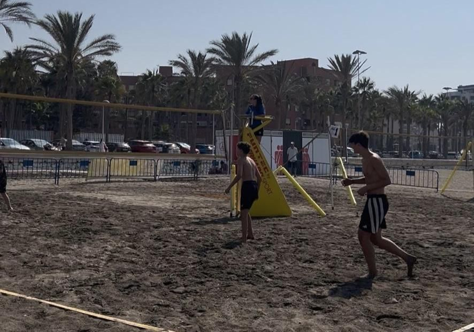 Desarrollo de uno de los encuentros que se están disputando en la playa de El Palmeral durante la competición.