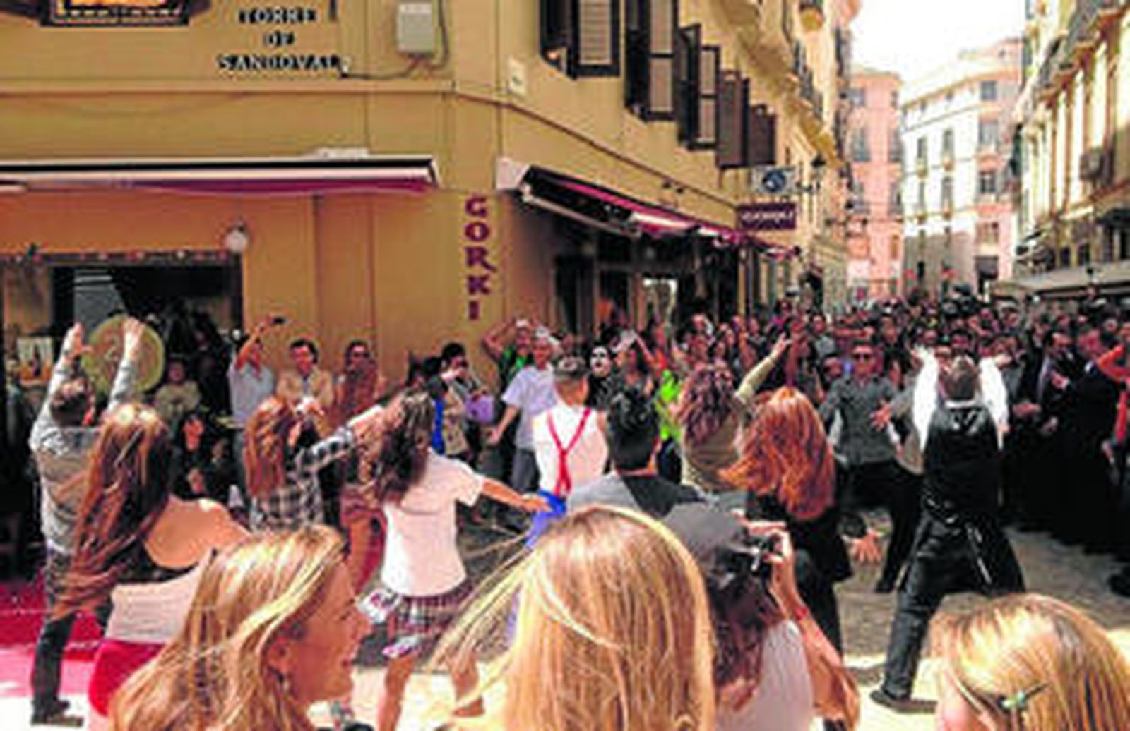 La representación callejera, ayer al mediodía en las puertas del local en la calle Strachan.