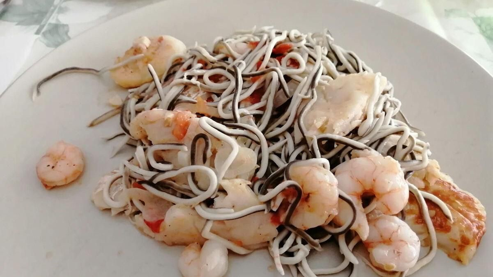 Lomos de merluza con gambas y gulas Lomos de merluza con gambas y gulas