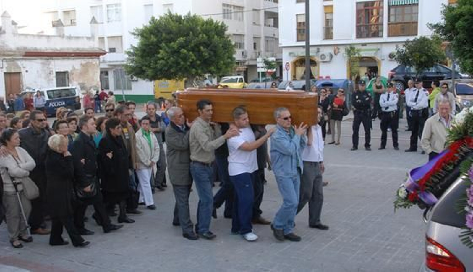 Amigos y familiares dan su último adiós al funcionario del Ayuntamiento isleño Manuel Pereira Fontao, asesinado el sábado.

Foto: Rioja