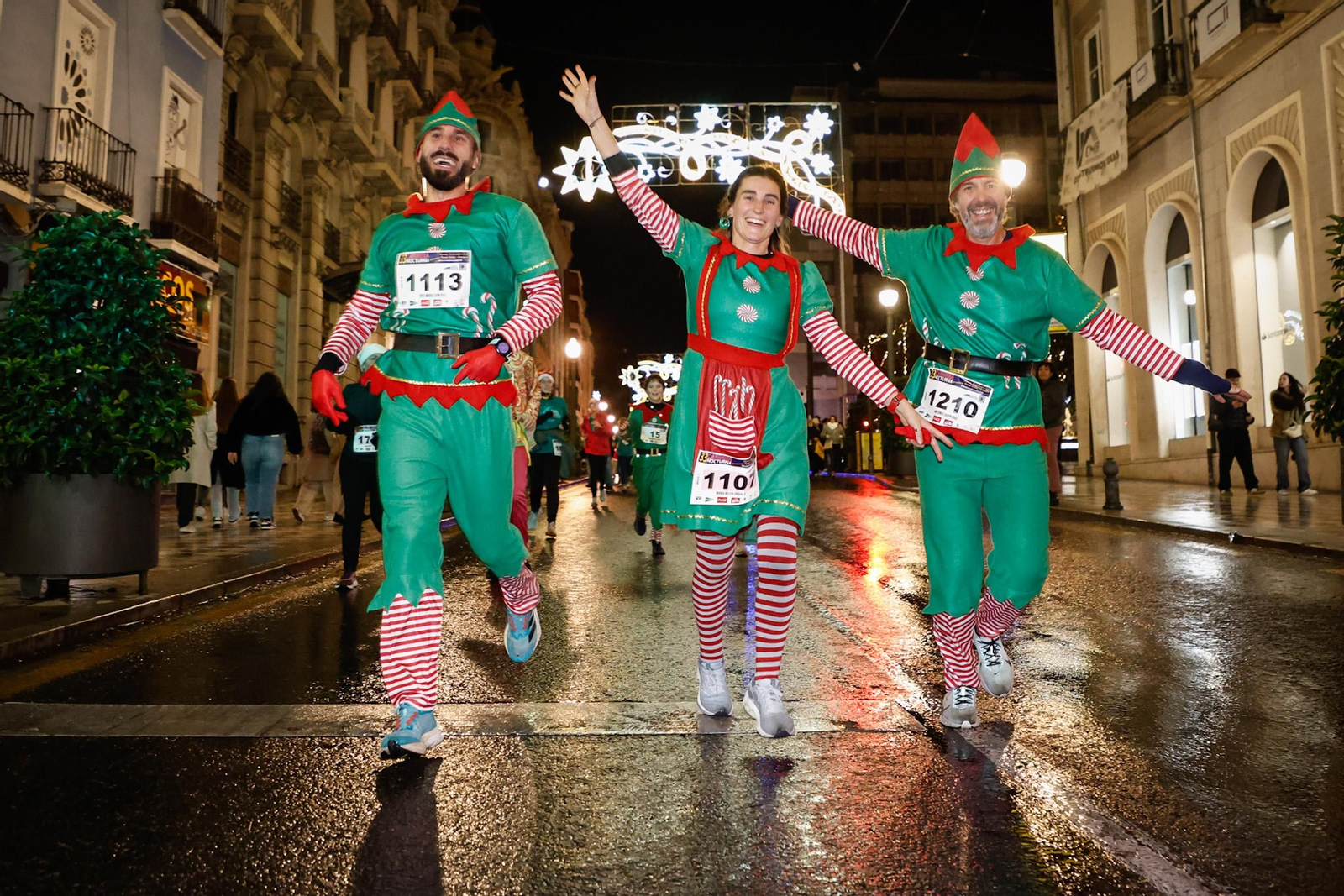 Varios participantes compiten disfrazados de elfo