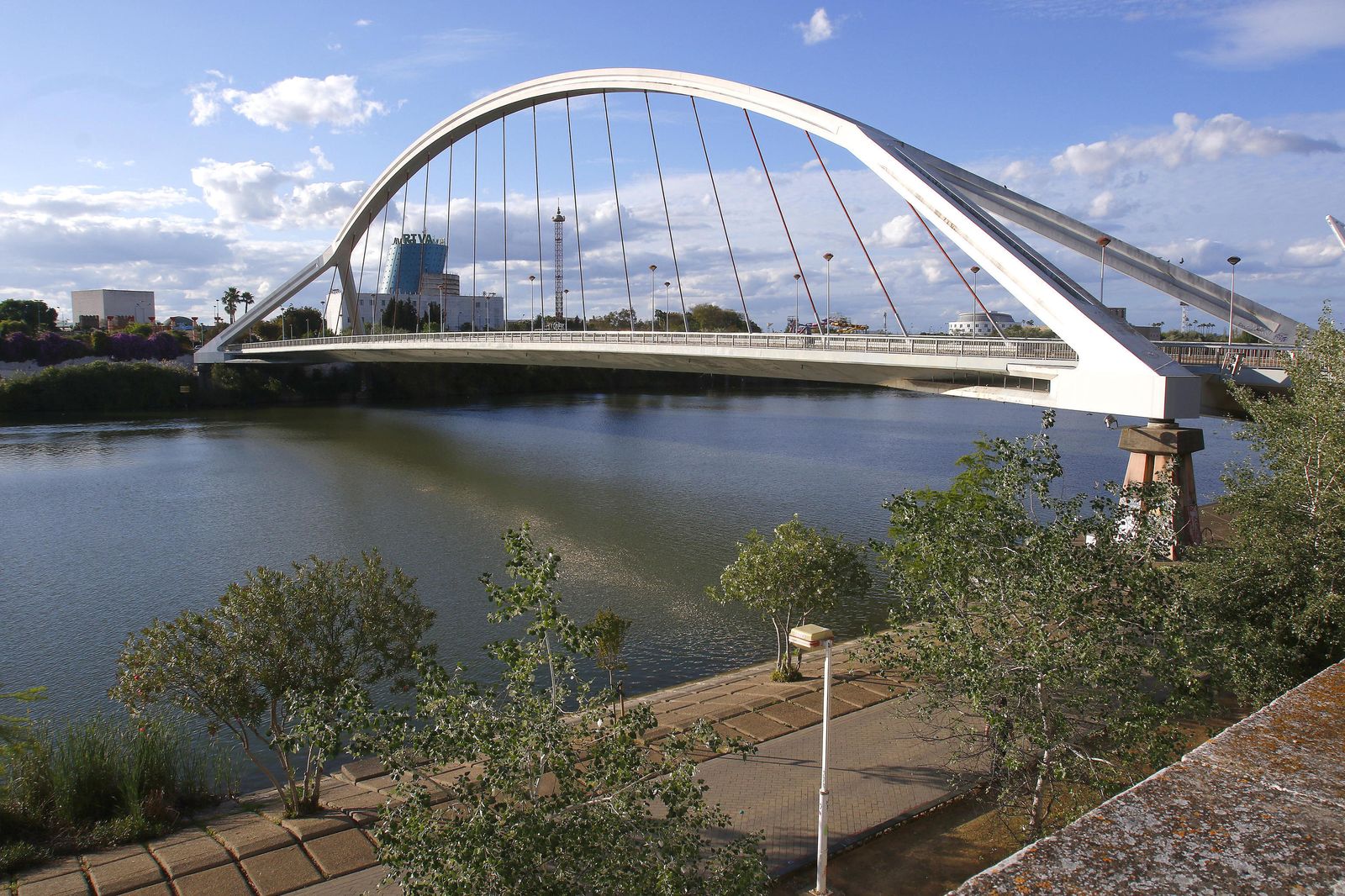 El puente de la Barqueta, una de las construcciones que se hicieron para la Expo.
