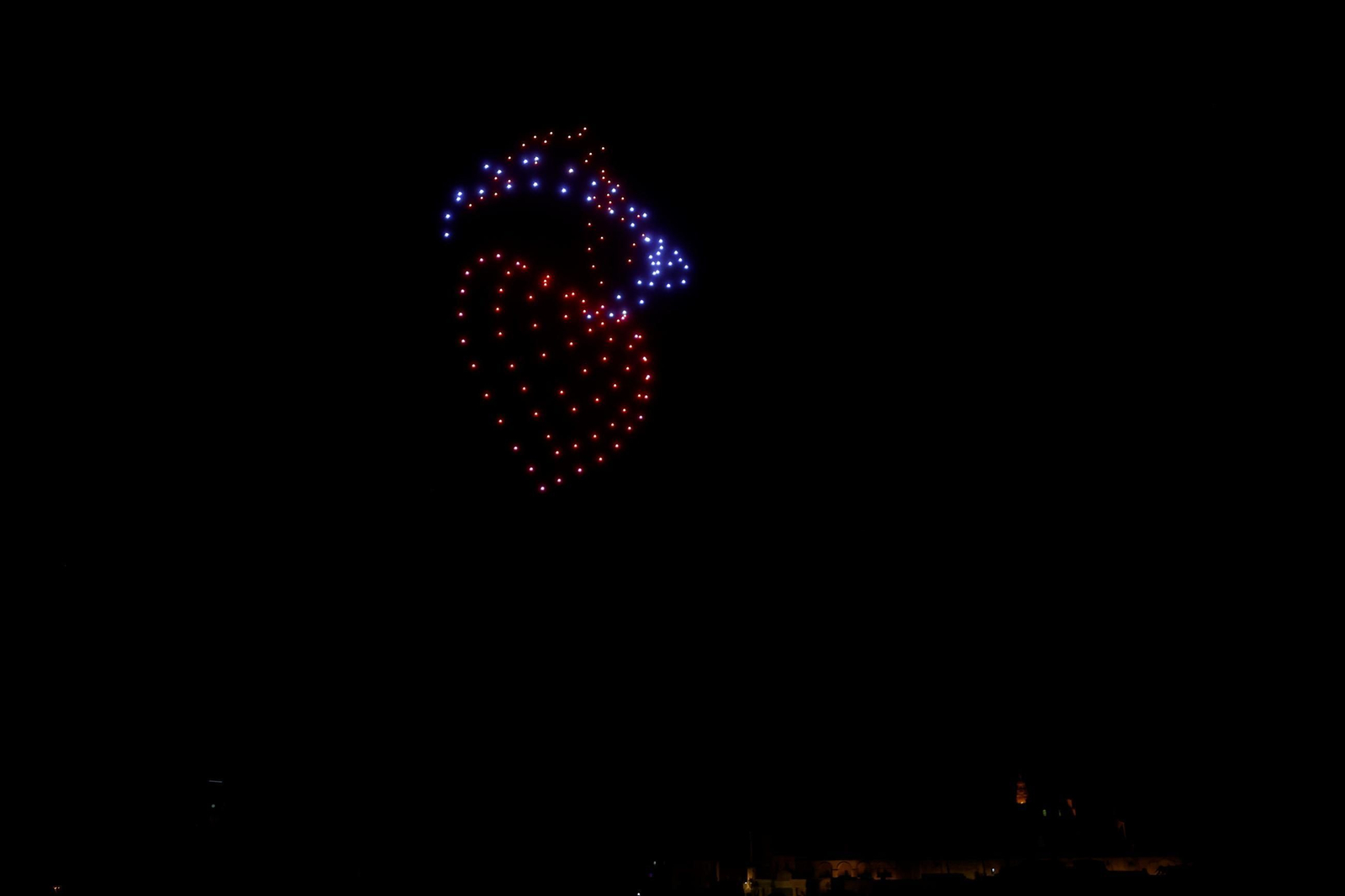 Un espectáculo de drones dibuja 'un cuento de Navidad' en el cielo de Córdoba