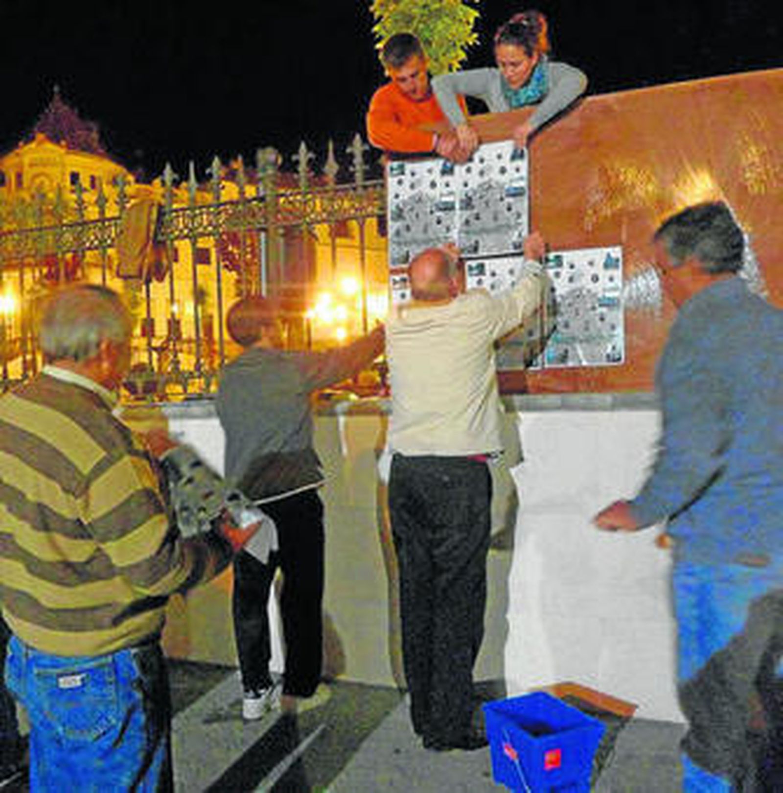 Imagen de archivo de militantes colocando su cartelería.