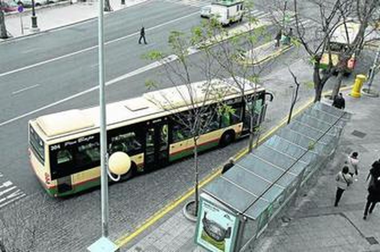 Un autobús urbano llegando a la parada del muelle de la capital gaditana.