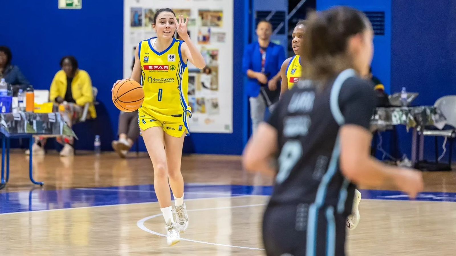 Lourdes Pérez Castro dirige un ataque del Spar Gran Canarias, este viernes