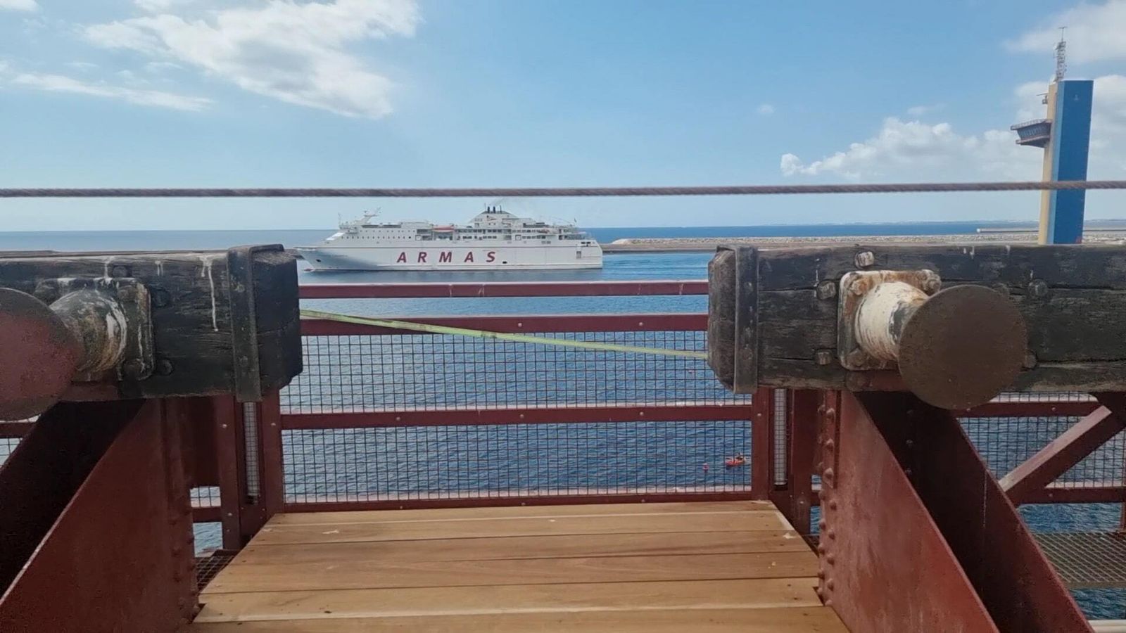 Vista de la salida de un ferri desde la bocana
